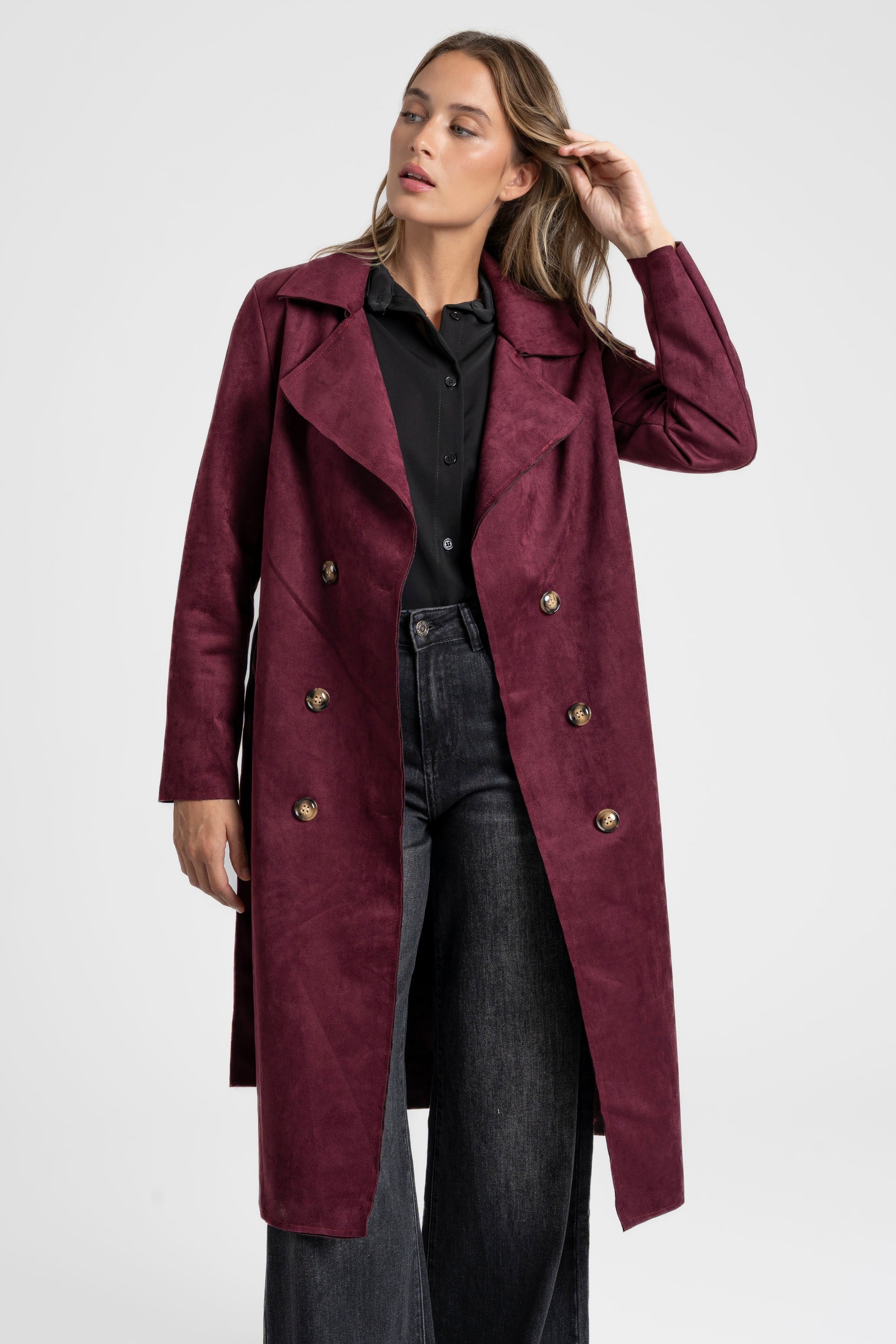 Trench femme ceinture en suédine bordeaux avec manches longues et boutons, parfait pour un look chic et décontracté.