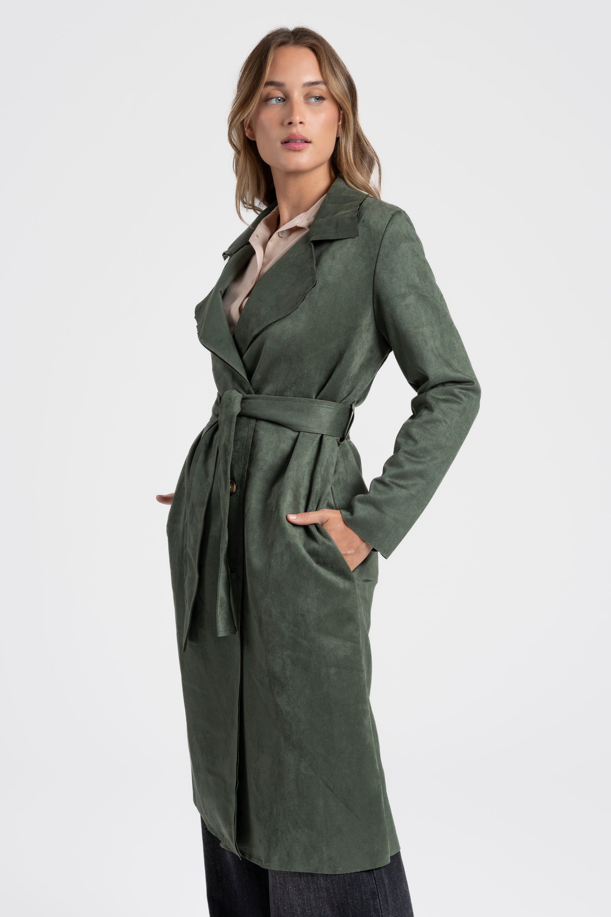Trench femme ceinture vert élégant, avec une silhouette raffinée et des détails modernes.