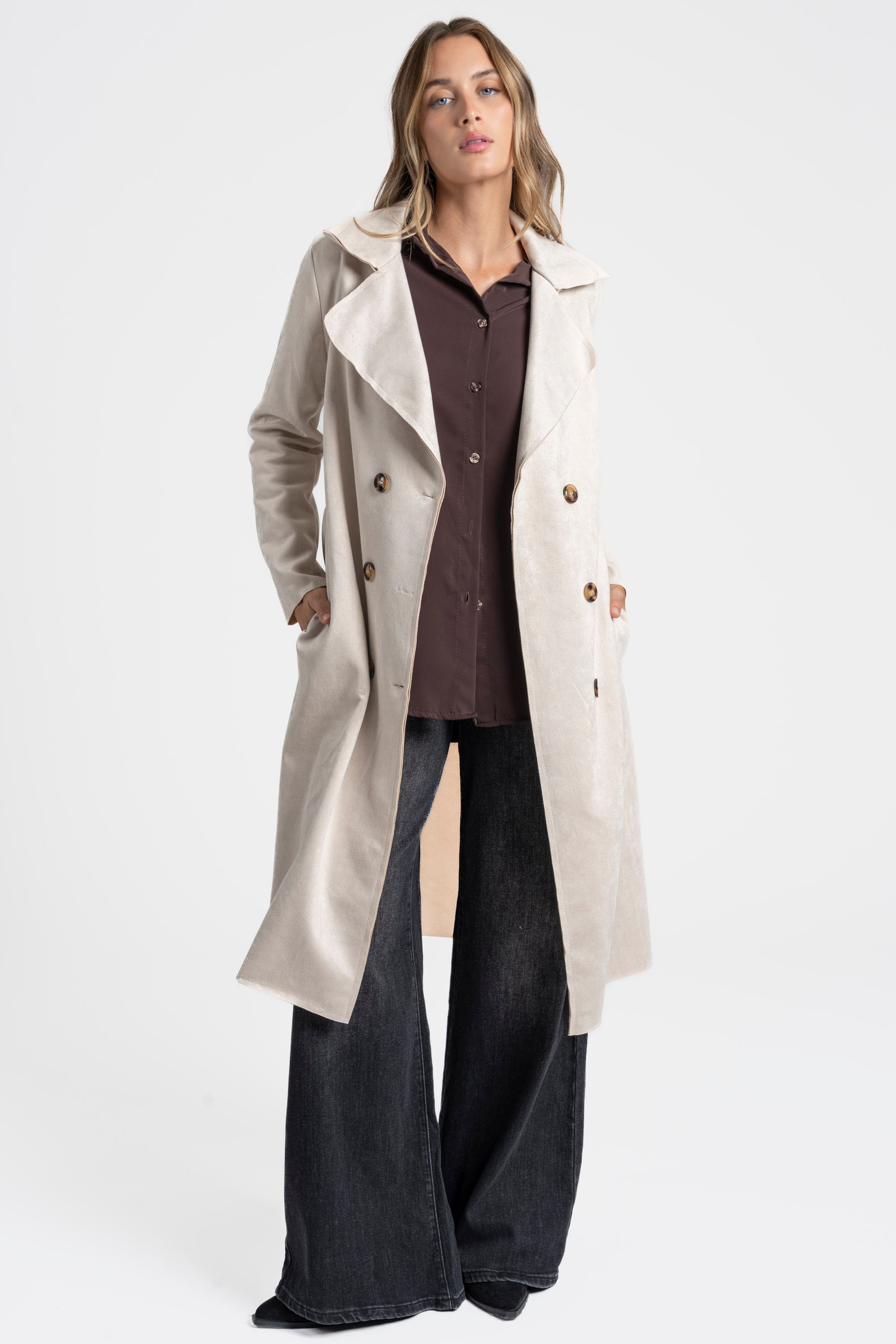 Trench femme ceinture en suédine beige avec boutons, idéal pour un style élégant à la mi-saison.