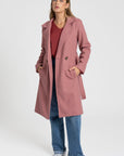 Manteau croisé femme rose, détaillant la ceinture et la coupe, pour un style décontracté.