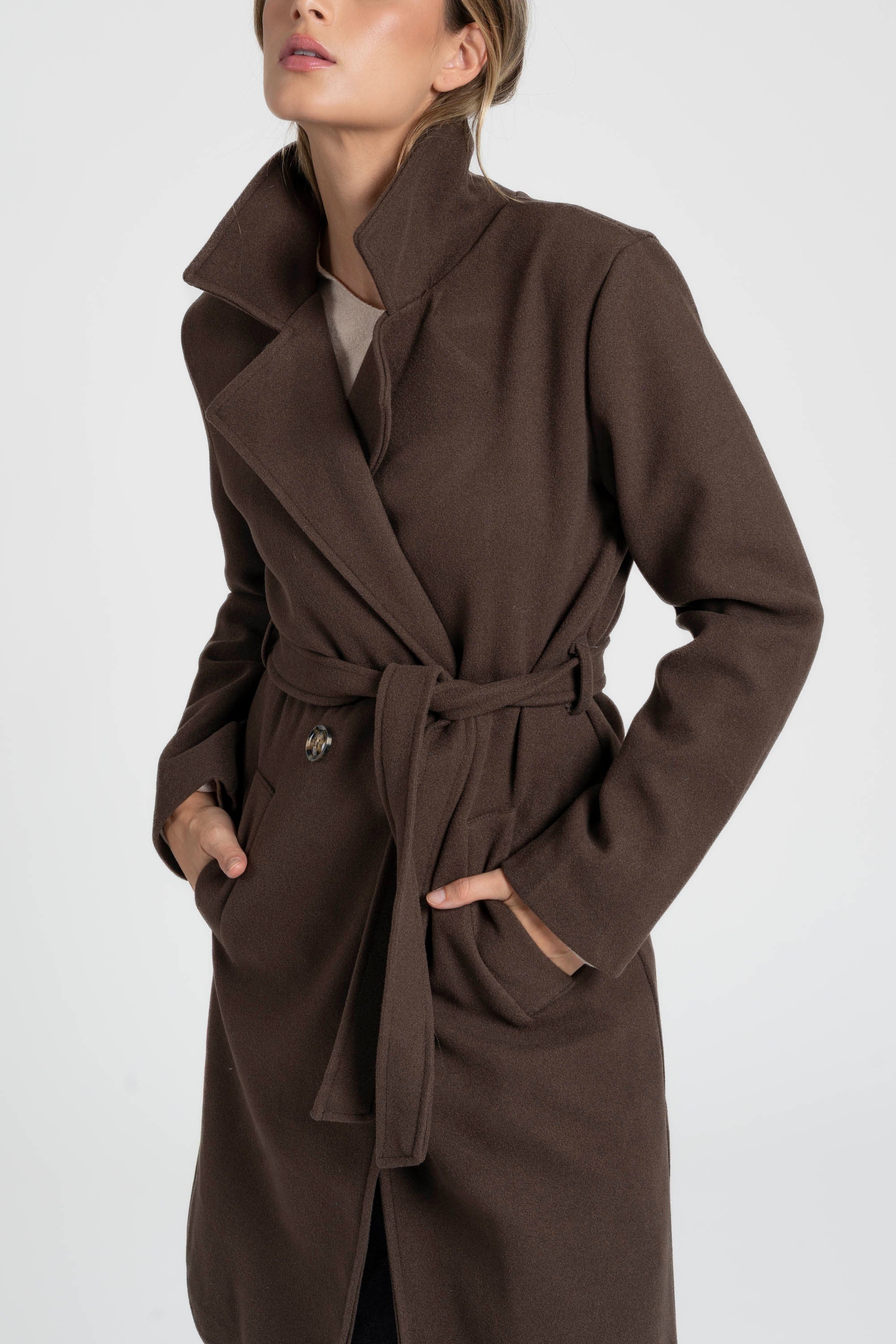 Manteau croisé femme marron avec un col haut, parfait pour créer une silhouette chic.