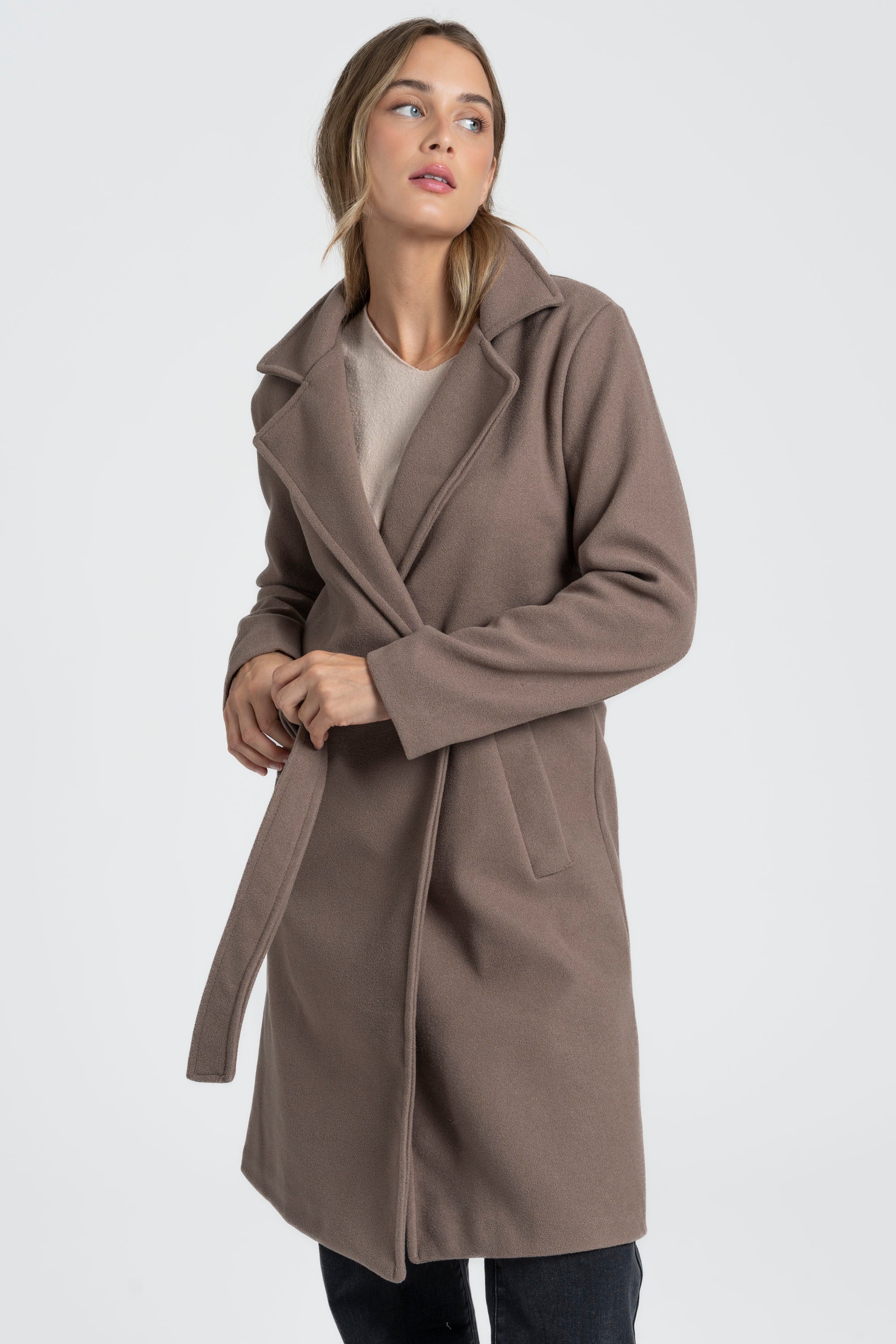 Manteau croisé femme bleu clair, associé à une tenue chic pour une allure moderne.