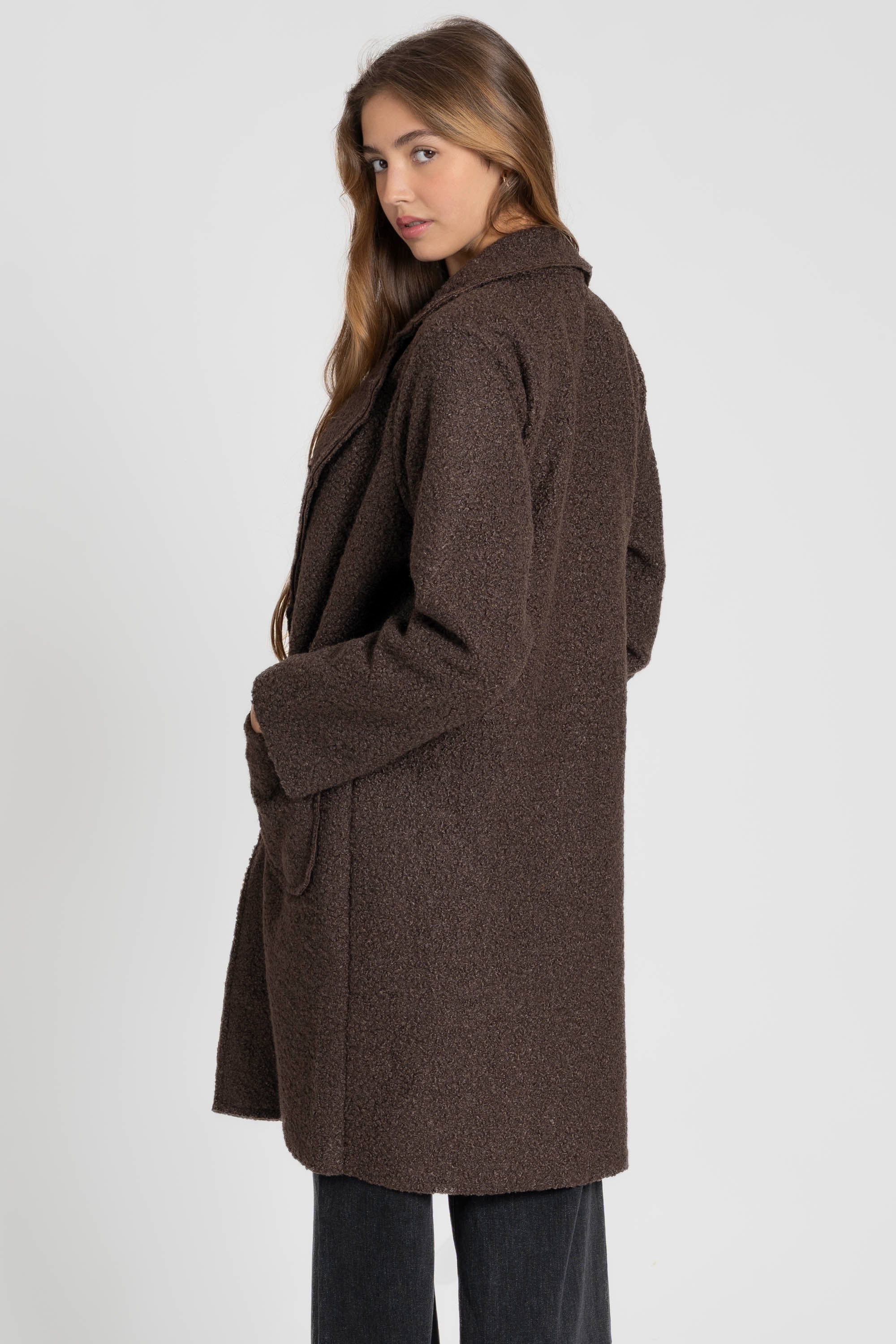 Vue arrière d'une femme en manteau chaud hiver femme sherpa, confort et élégance réunis, idéal pour l'hiver.