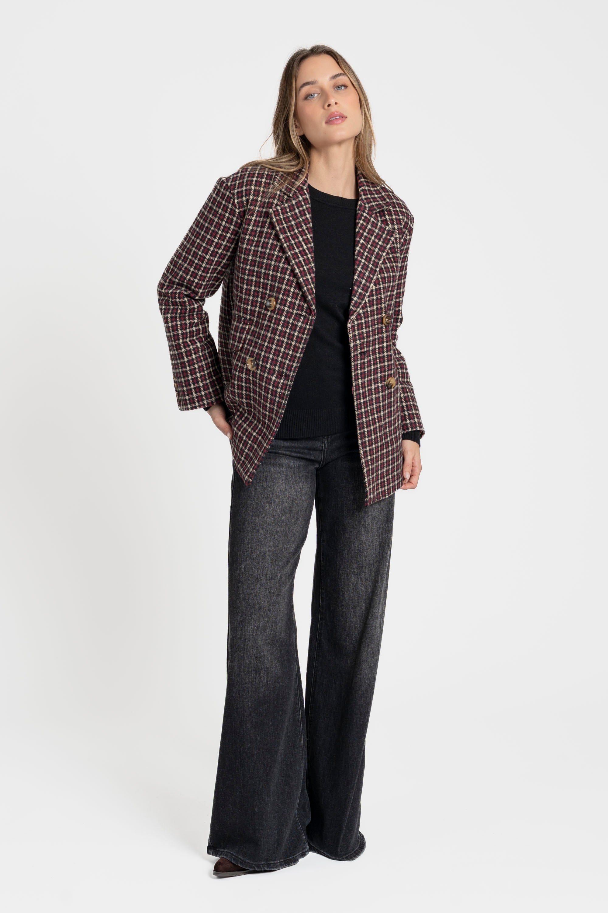 Femme affichant un blazer coton femme bordeaux et marron, coupe élégante, en capturant un angle légèrement différent avec un pantalon sombre