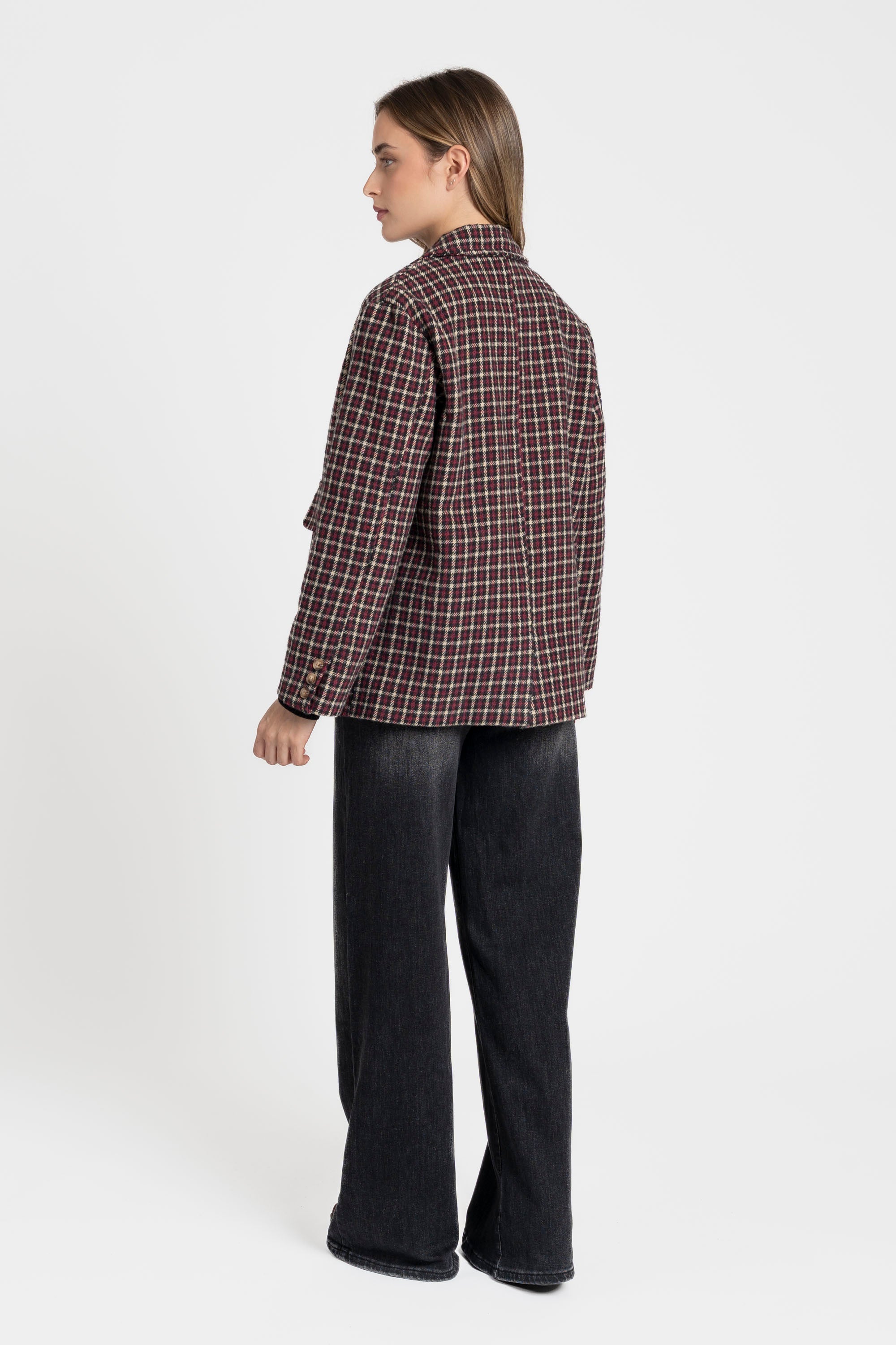 Vue arrière d'une femme en blazer coton femme bordeaux et marron, coupe élégante, soulignant la coupe décontractée et le motif à carreaux