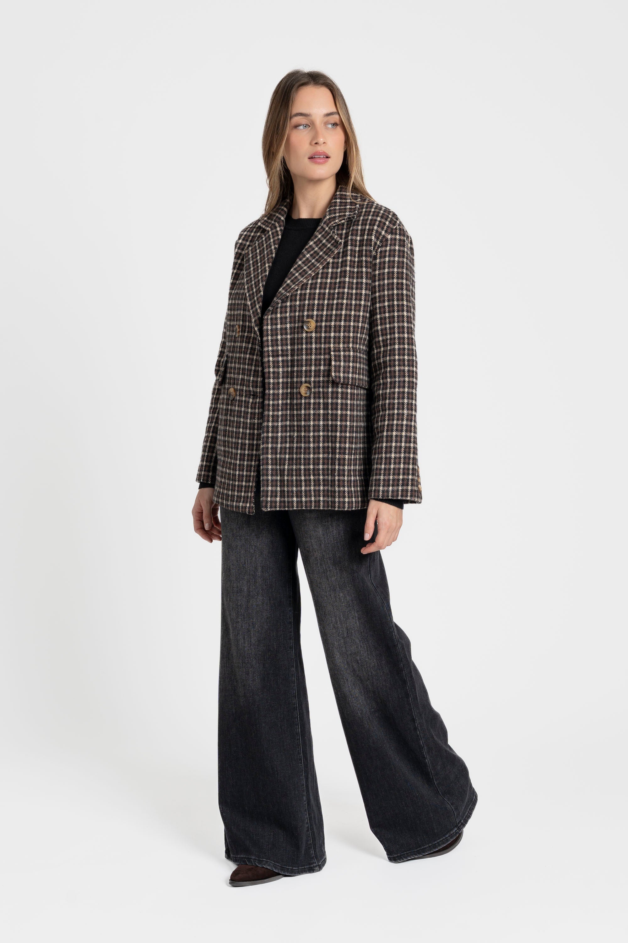 Femme affichant un blazer coton femme bordeaux et marron, coupe élégante, en posant dans une tenue casual avec un style moderne
