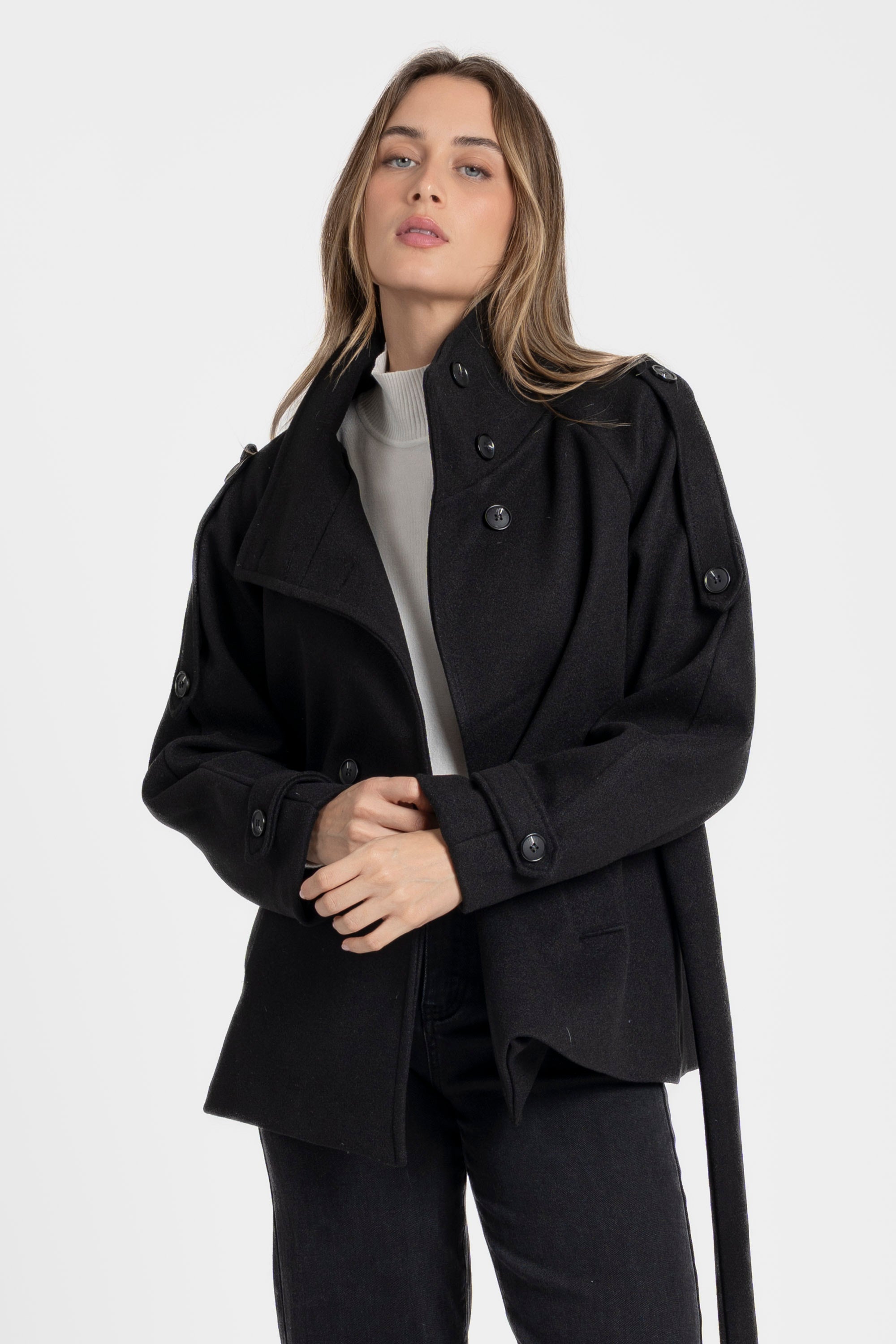 Femme avec veste femme col montant coupe droite noire, dotée d'une coupe contemporaine et doublure pour un meilleur confort.