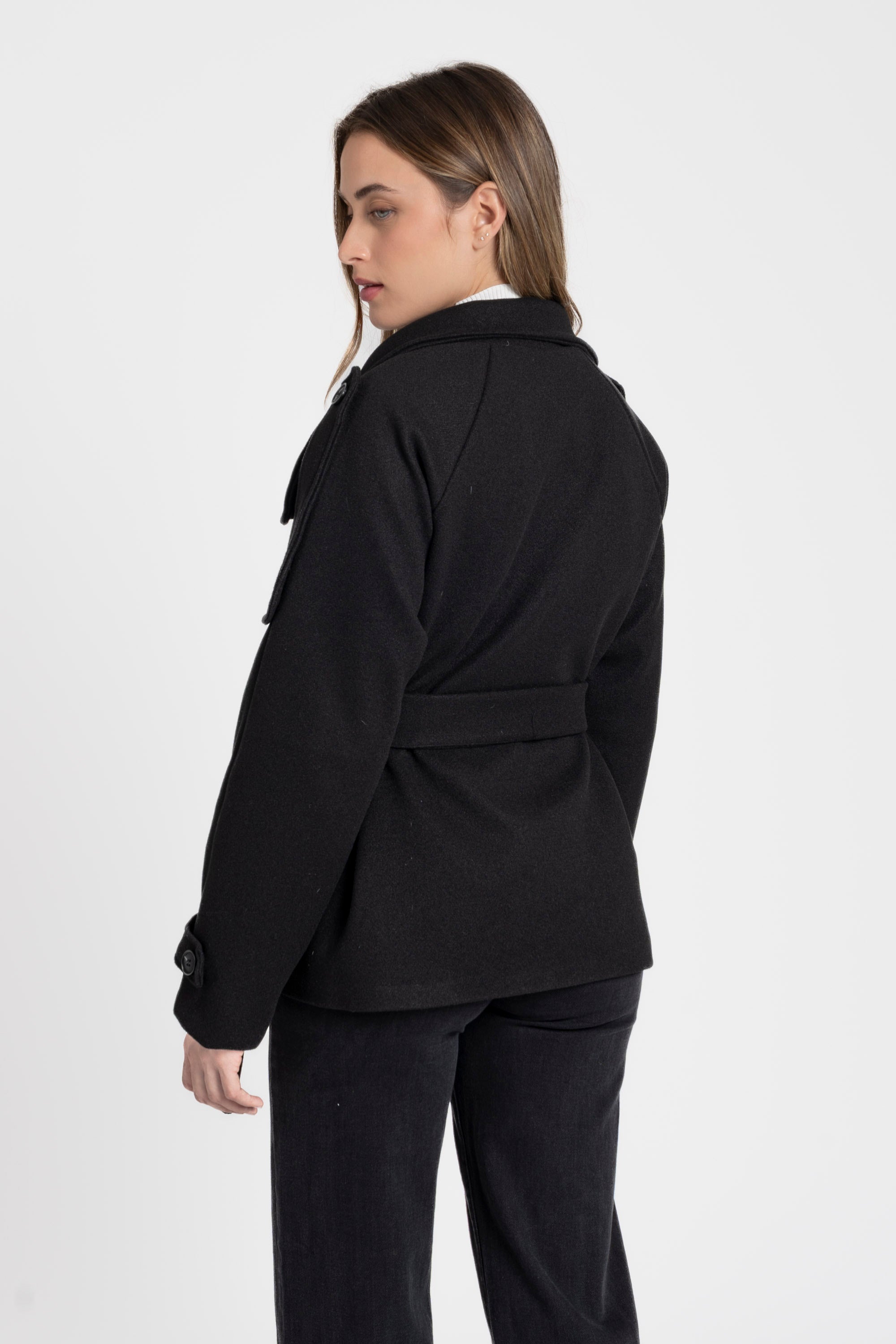 Détail du dos d'une veste femme col montant coupe droite noire, présentant un style structuré et chic.