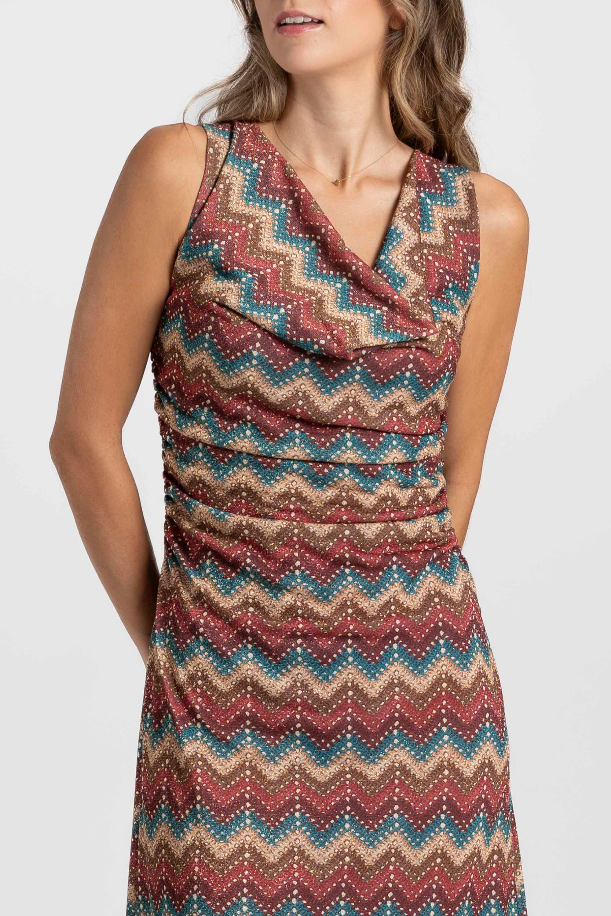 Détail du haut de la robe longue fluide avec des motifs colorés, montrant le tissu extensible et confortable.