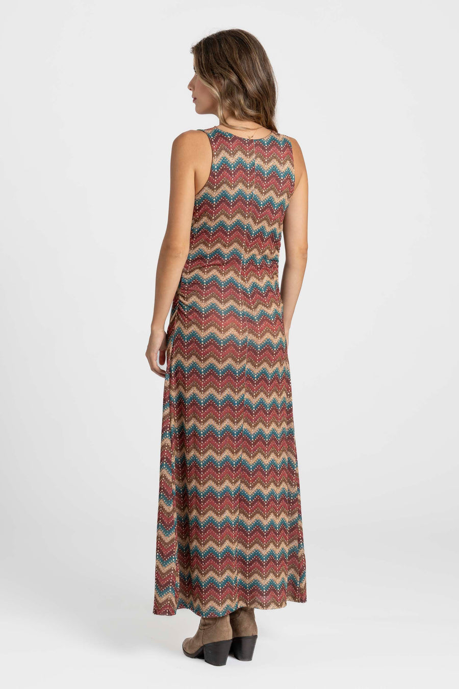 Modèle de dos dans une robe longue fluide à motifs colorés, mettant en avant le mouvement et le confort de la coupe.