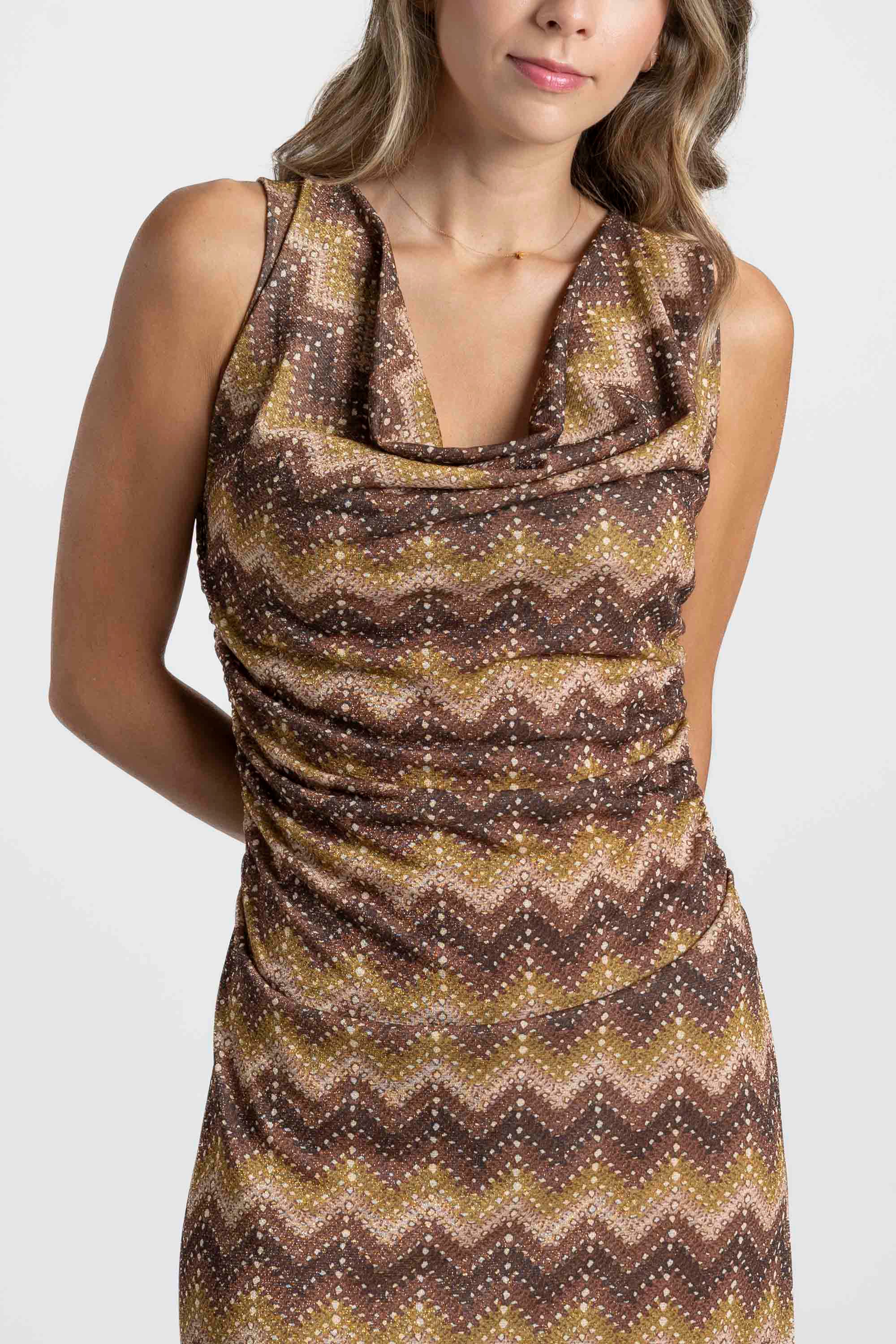 Détail de la robe longue fluide montrant le haut drapé avec un motif zigzag marron, idéal pour un look élégant et confortable.