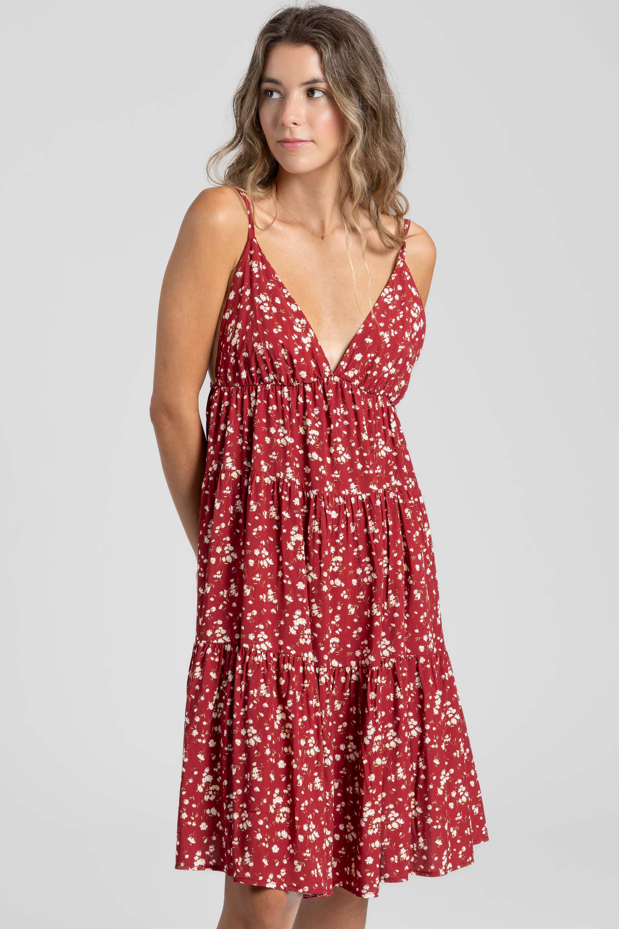 Modèle posant en face avec une robe fluide en viscose à bretelles fines, couleur bordeaux, style élégant.