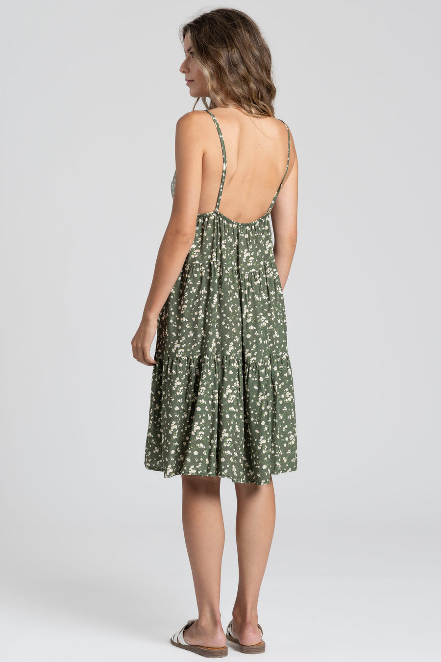 Vue de dos d'une robe fluide en viscose à bretelles fines, style décontracté, couleur olive, mettant en avant une coupe légèrement évasée.