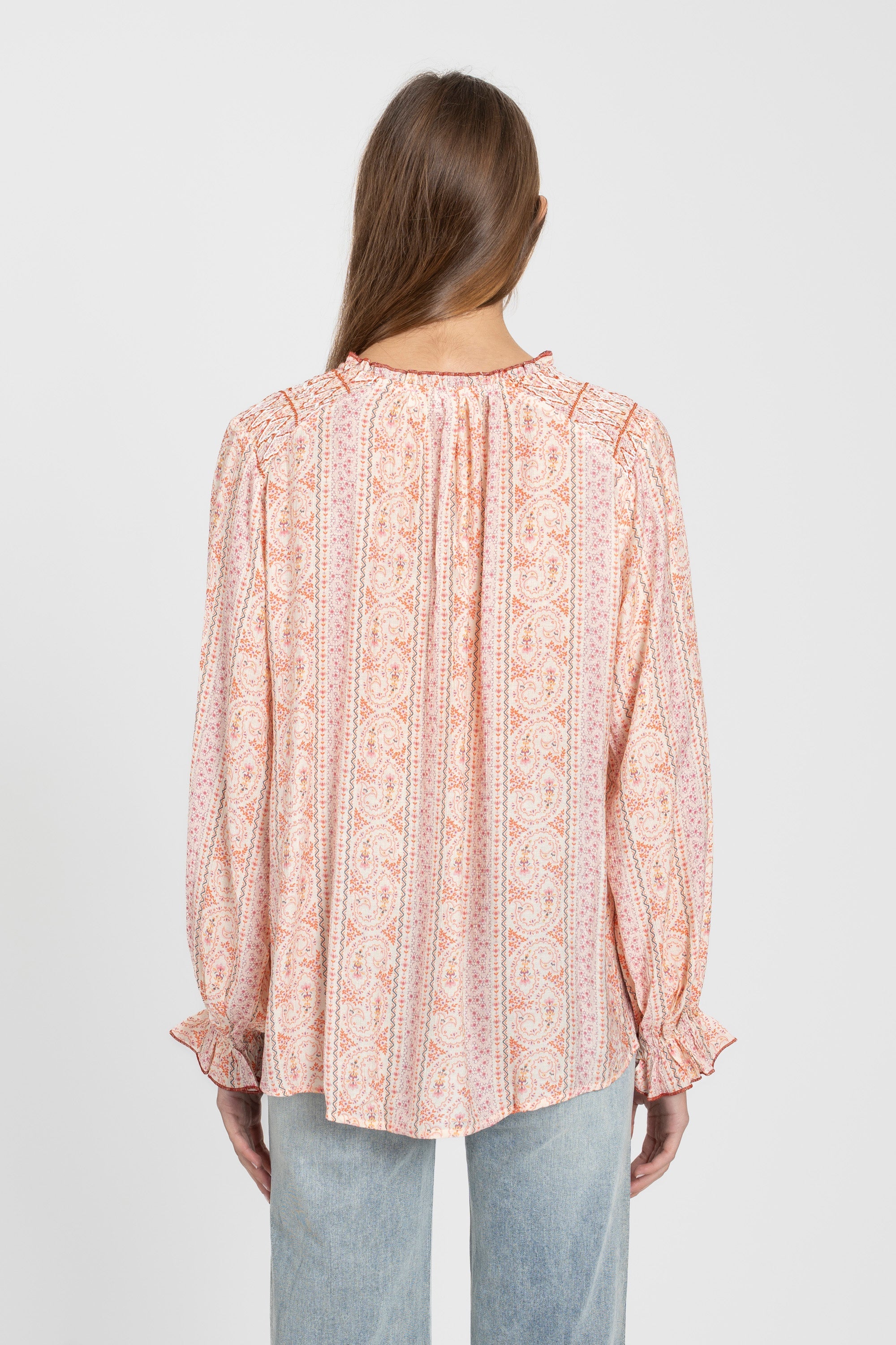 Détail de la blouse bohème rose fluide vue de dos, col V et manches longues, parfaite pour un look bohème chic.