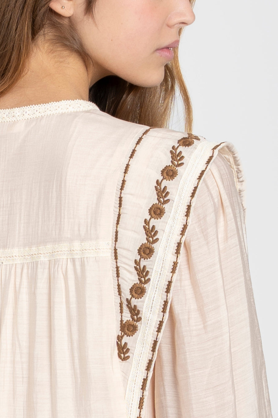 Détail arrière de la robe fluide brodée élégante, montrant les broderies décoratives sur l'épaule.