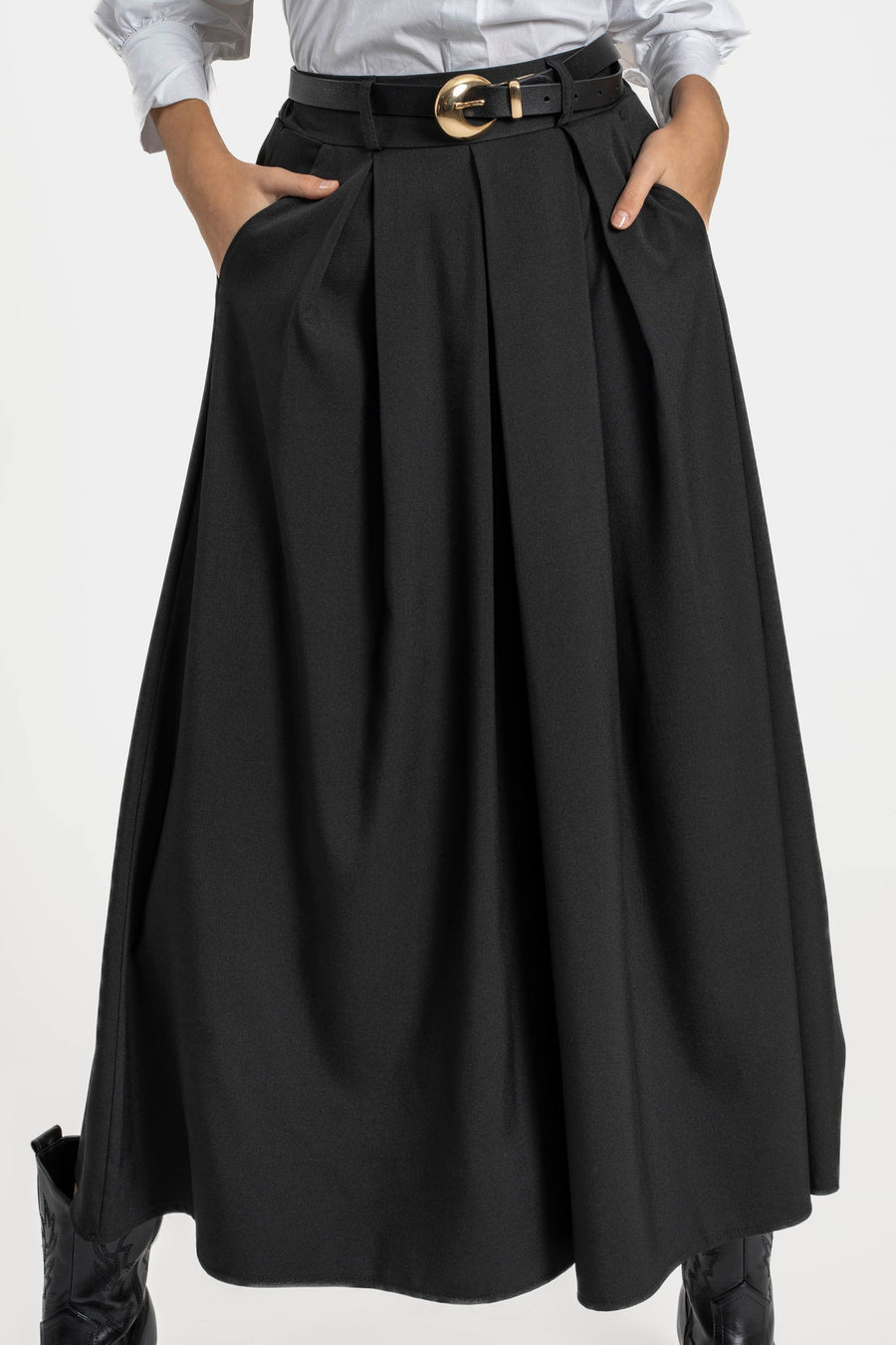 Détail du pantalon fluide taille haute femme noir, montrant les plis et une ceinture, avec une apparence chic.