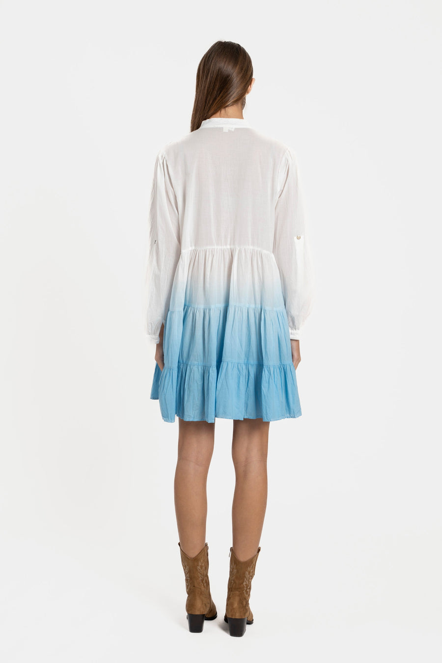 Vue arrière de la robe tie-dye coton femme – Manches longues, en bleu, montrant la coupe fluide et la jupe froncée.
