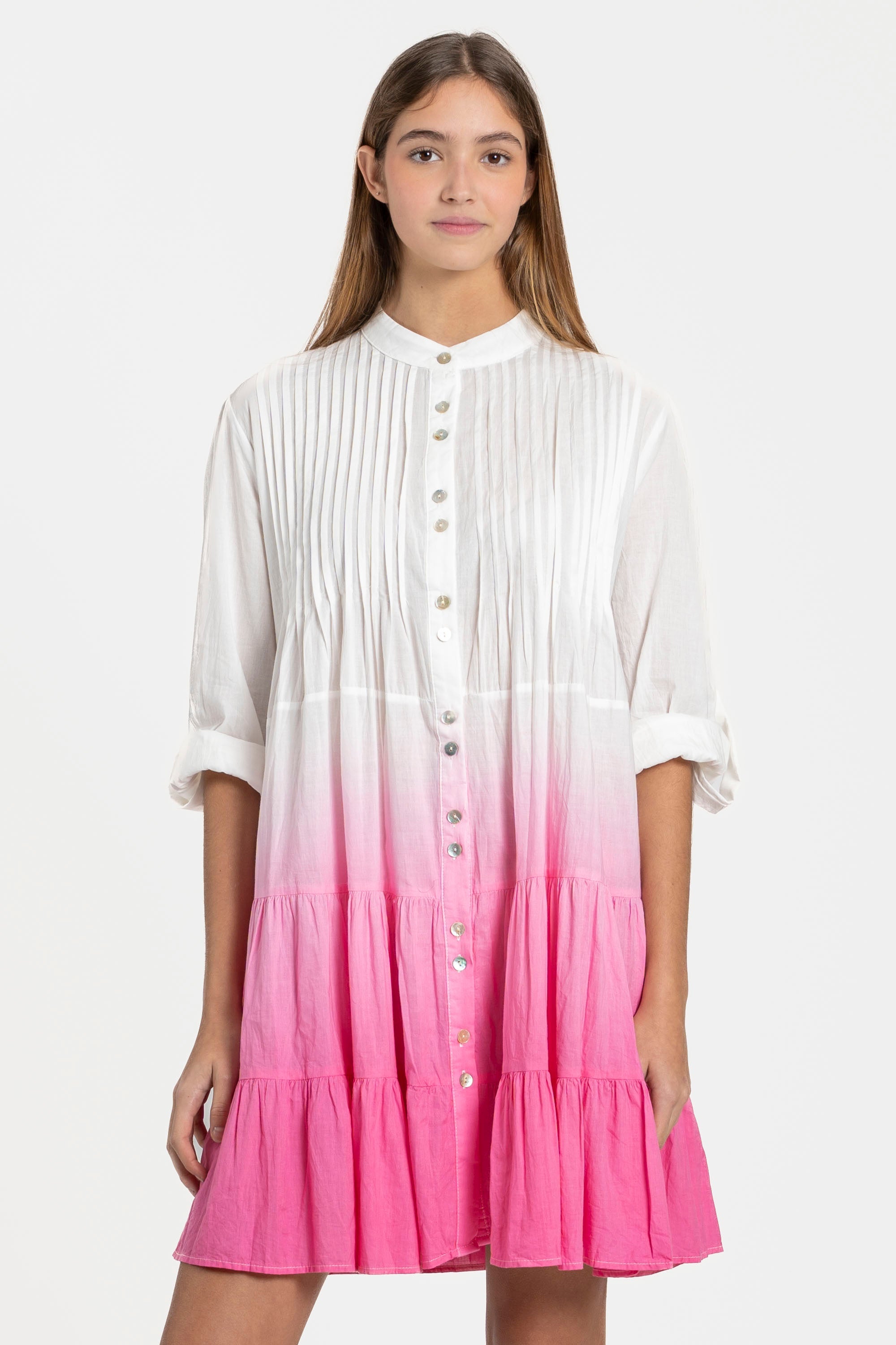 Modèle portant la robe tie-dye coton femme – Manches longues, en rose, avec une coupe fluide et un effet bohème.