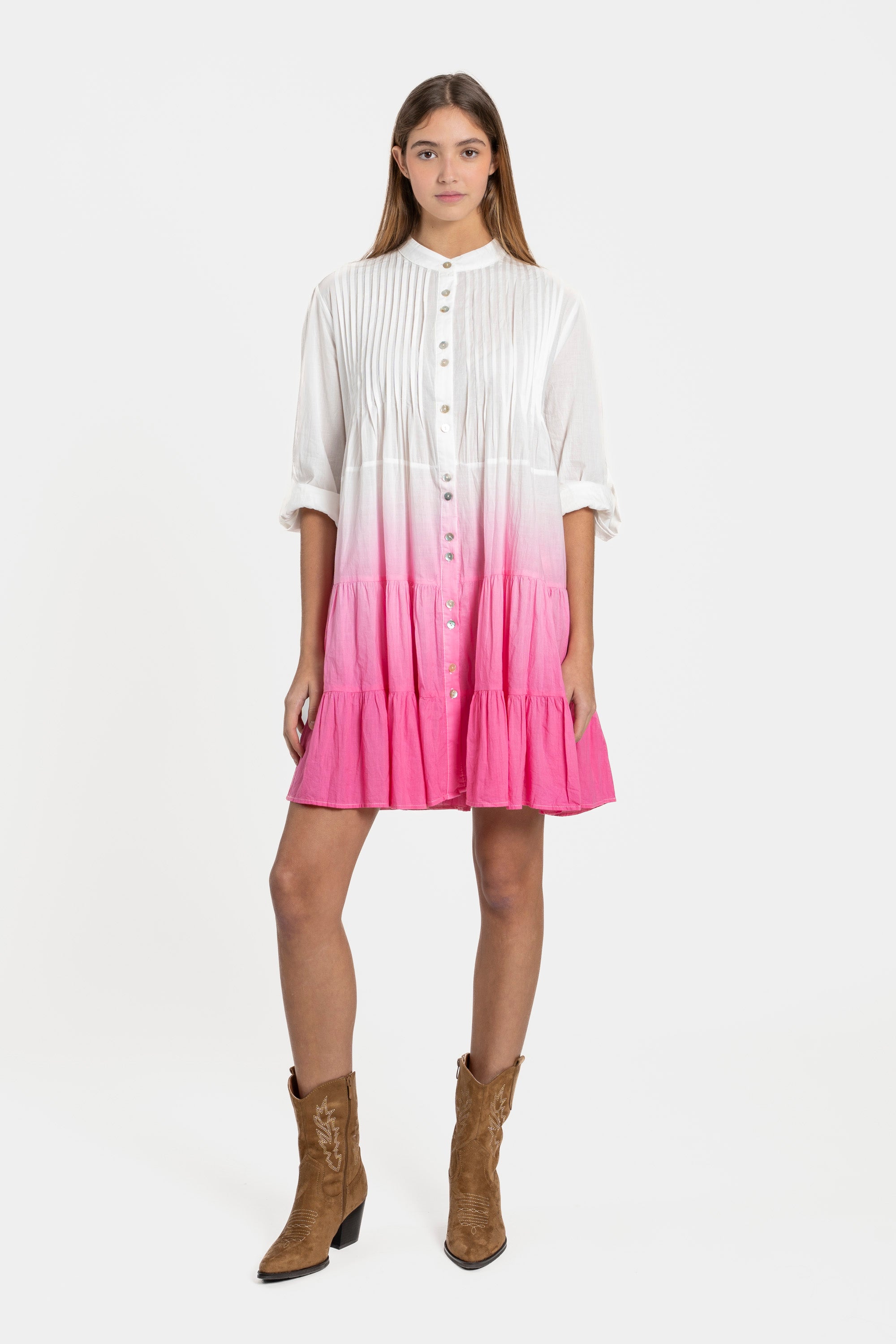 Robe tie-dye coton femme – Manches longues, en rose, portée avec des bottes, idéale pour un look décontracté au quotidien.