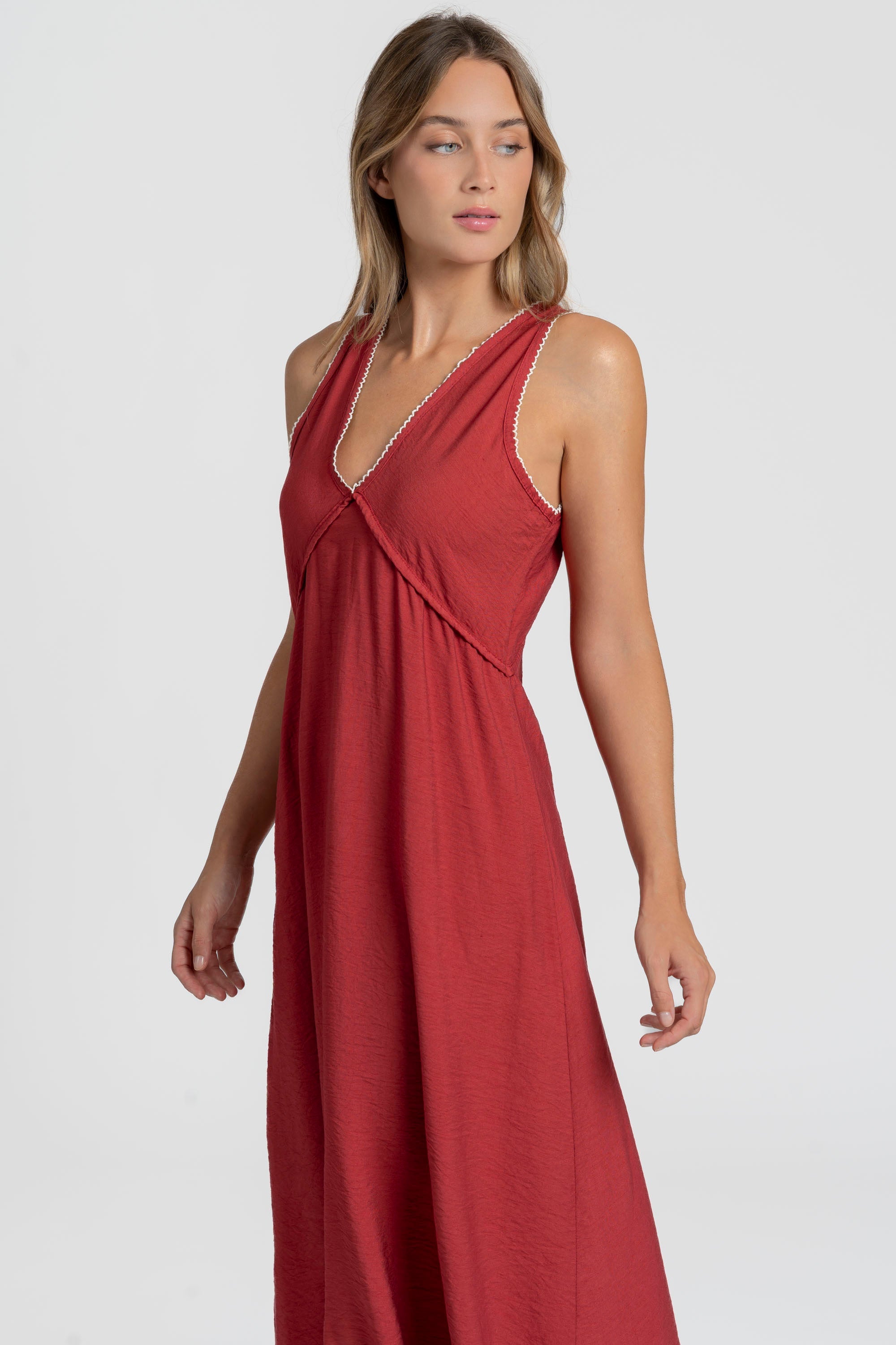 Robe midi fluide brodée en viscose confortable, vue de côté, couleur rouge, avec des broderies délicates.