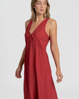 Robe midi fluide brodée en viscose confortable, vue de côté, couleur rouge, avec des broderies délicates.