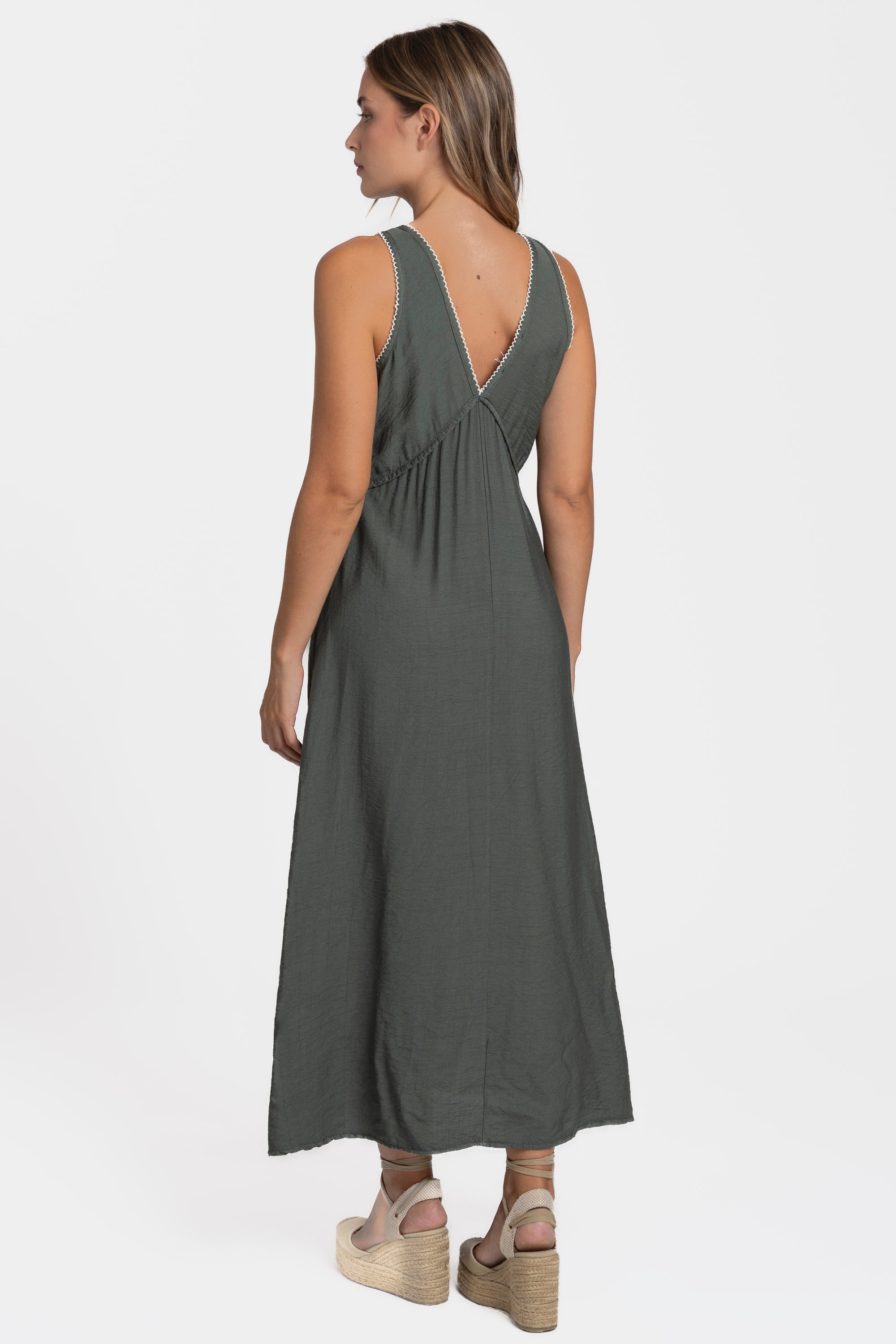 Robe midi fluide brodée en viscose confortable, vue arrière, couleur verte, montrant les détails de la finition.