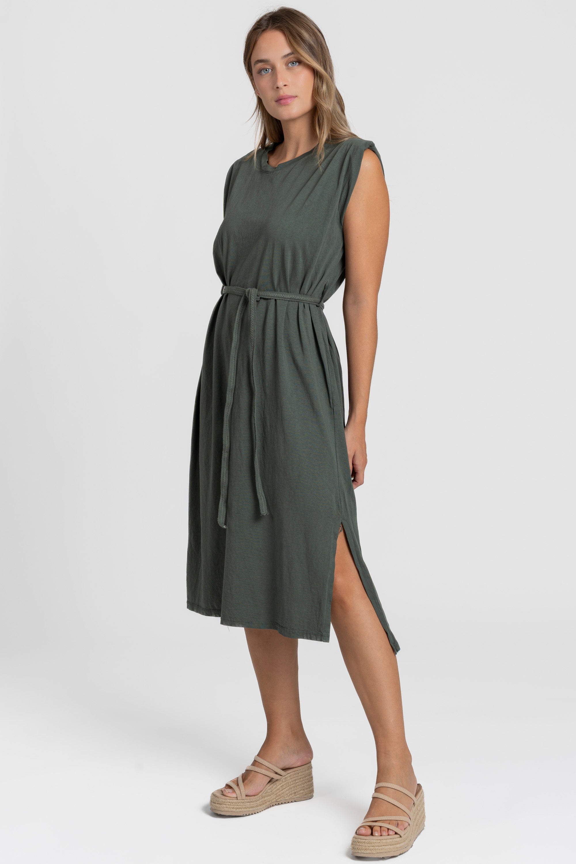 Robe midi femme en vert, ceinture, coupe droite élégante, présentation avant.