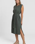 Robe midi femme en vert, ceinture, coupe droite élégante, présentation avant.