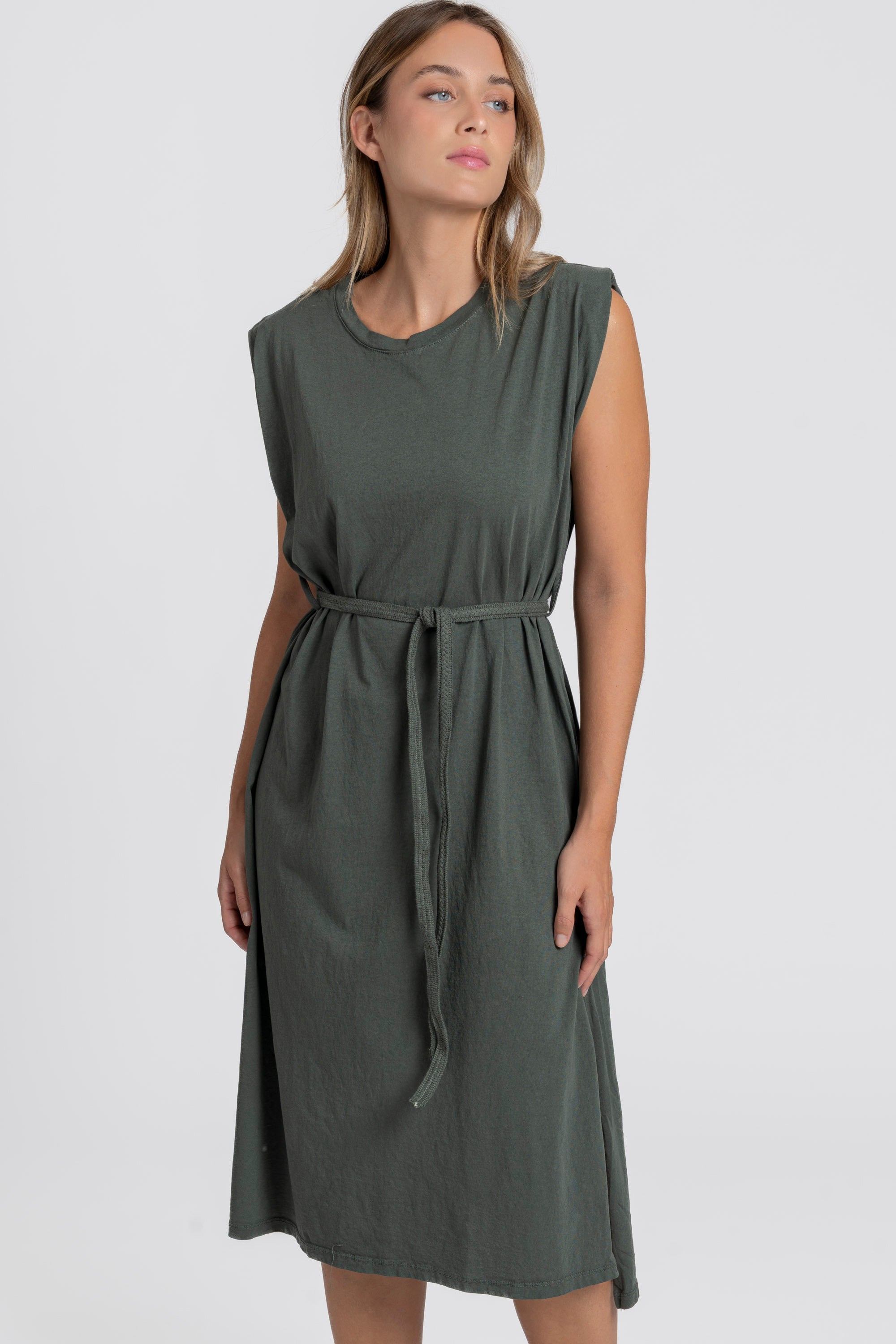 Robe midi femme en vert, avec ceinture, coupe droite élégante, gros plan.