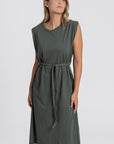 Robe midi femme en vert, avec ceinture, coupe droite élégante, gros plan.