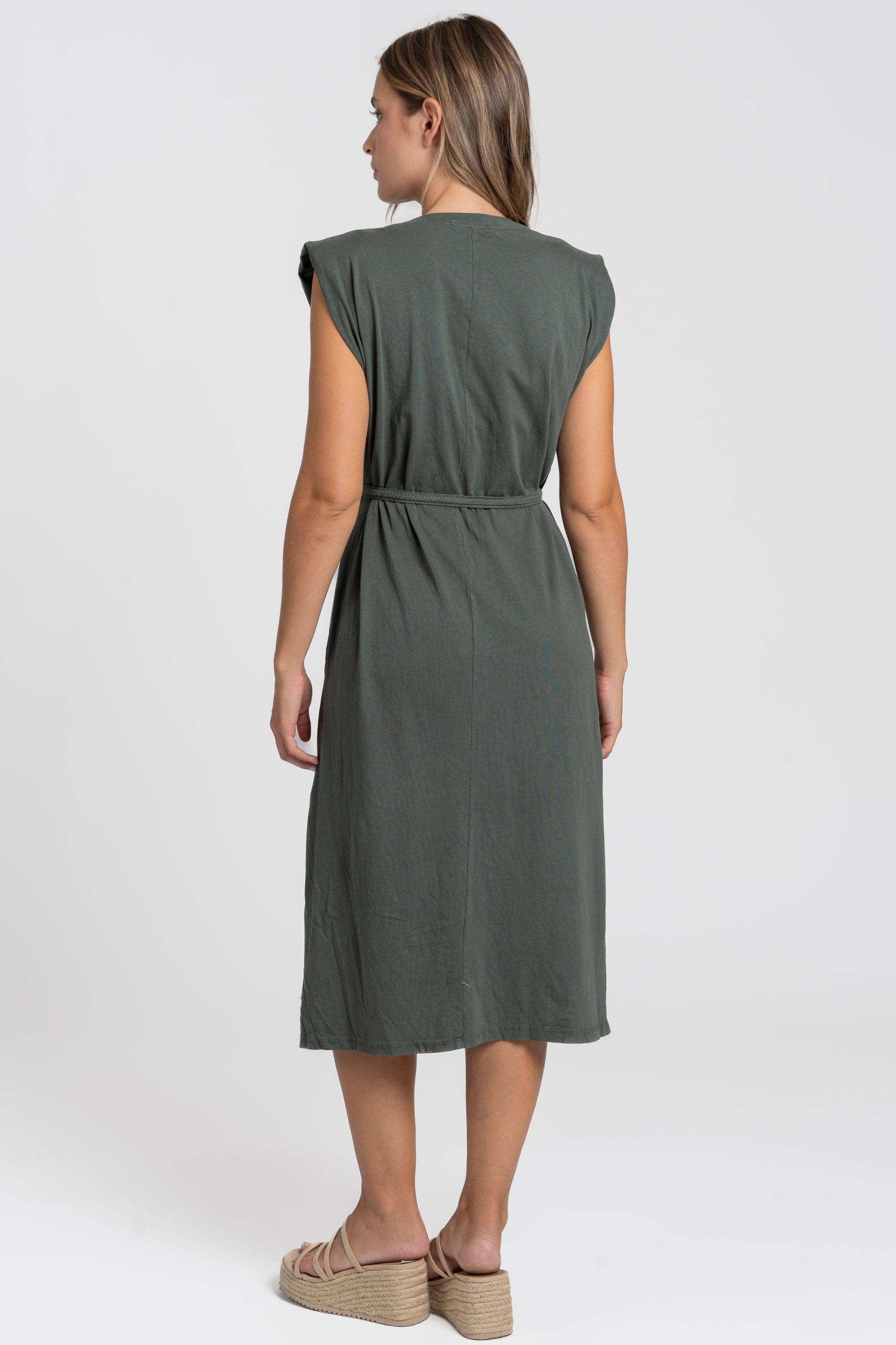 Robe midi femme avec ceinture, vue arrière en vert, coupe droite élégante.
