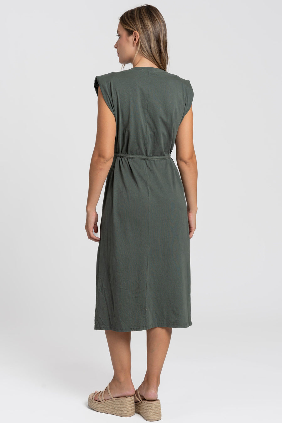 Robe midi femme avec ceinture, vue arrière en vert, coupe droite élégante.