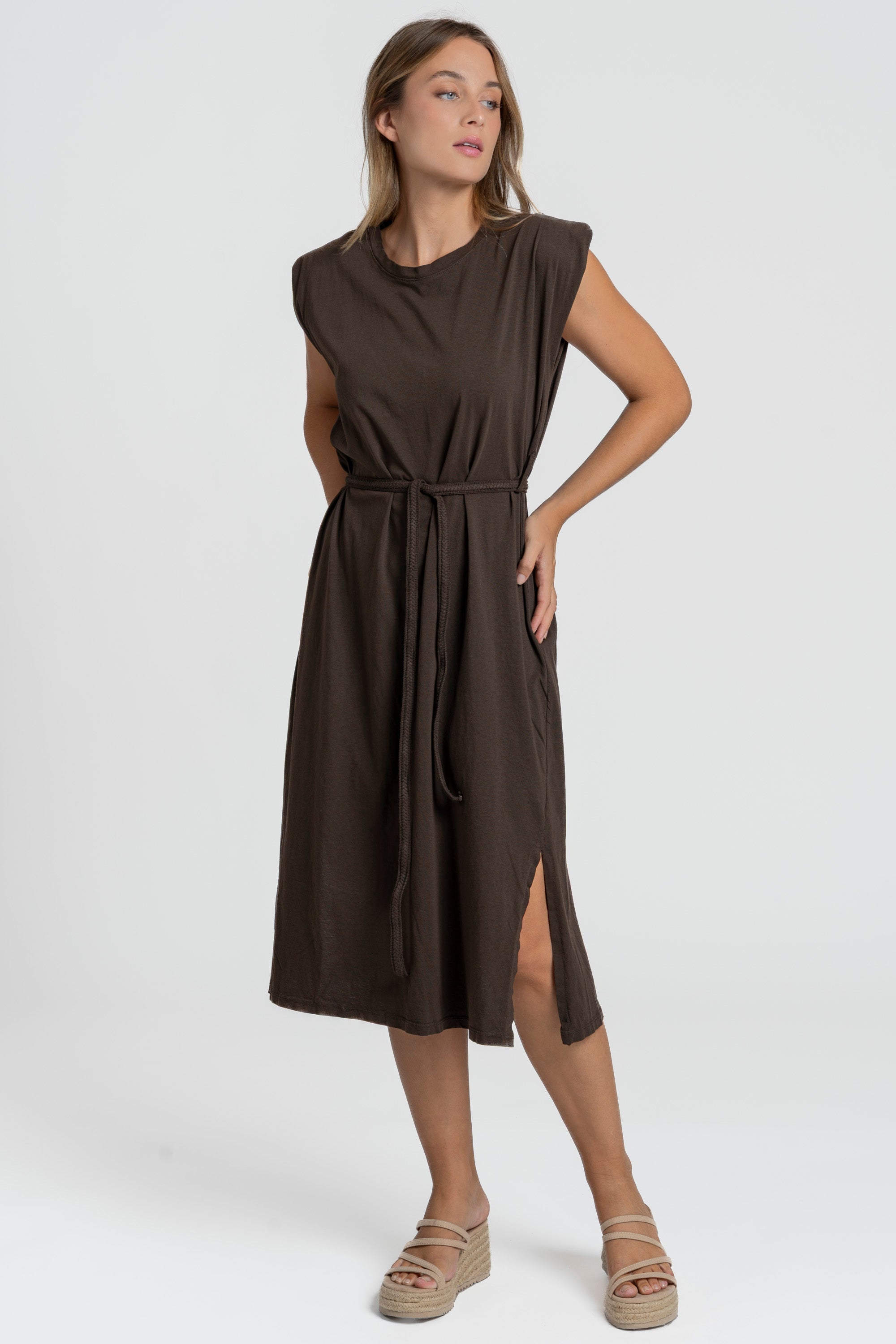 Robe midi femme en coton, couleur marron, présentation avant, coupe droite élégante.