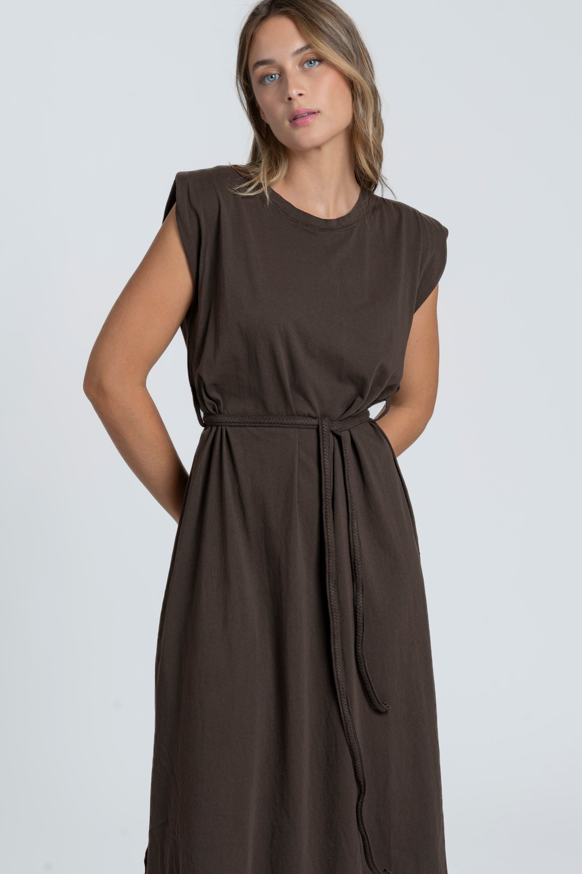Robe midi femme marron, ceinture incluse, coupe droite élégante, gros plan.