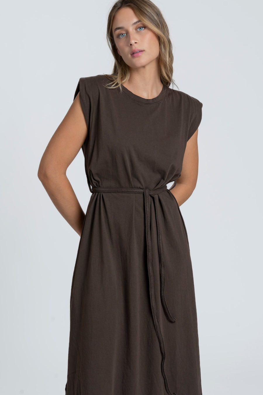 Robe midi femme marron, ceinture incluse, coupe droite élégante, gros plan.