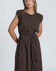 Robe midi femme marron, ceinture incluse, coupe droite élégante, gros plan.