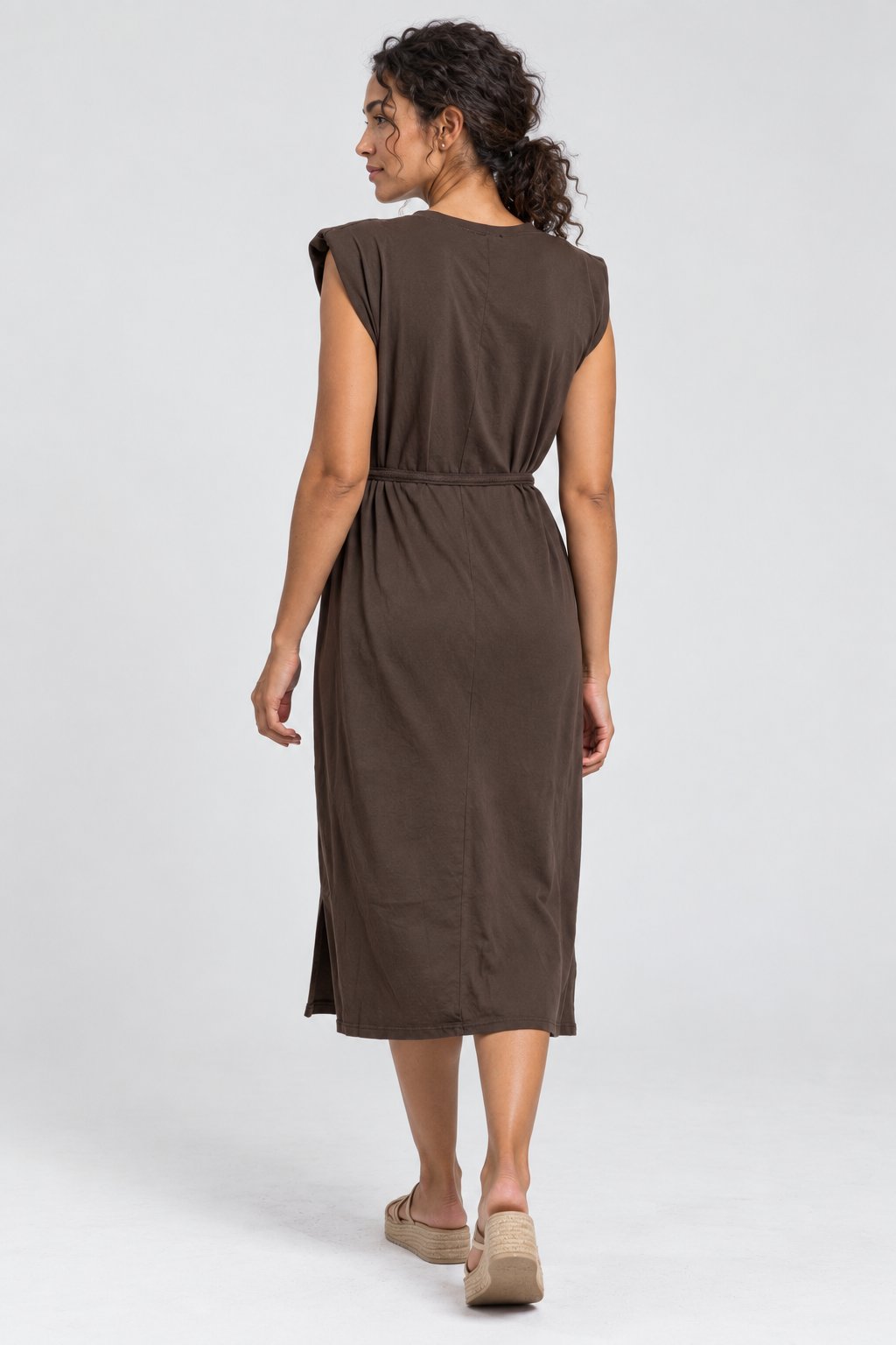 Robe midi femme, vue arrière en marron, ceinture incluse, coupe droite élégante.