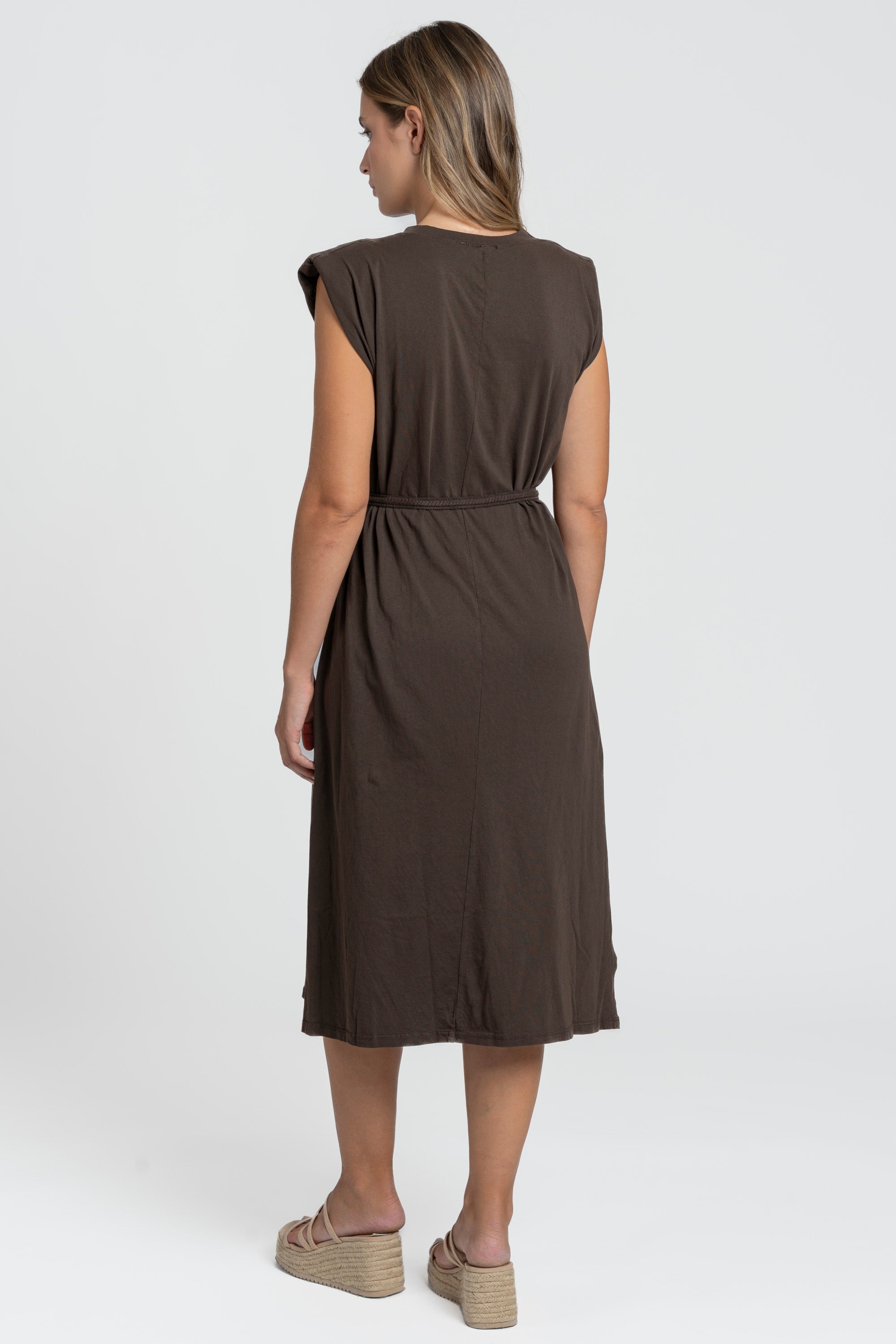 Robe midi femme, vue arrière en marron, ceinture incluse, coupe droite élégante.