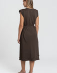 Robe midi femme, vue arrière en marron, ceinture incluse, coupe droite élégante.