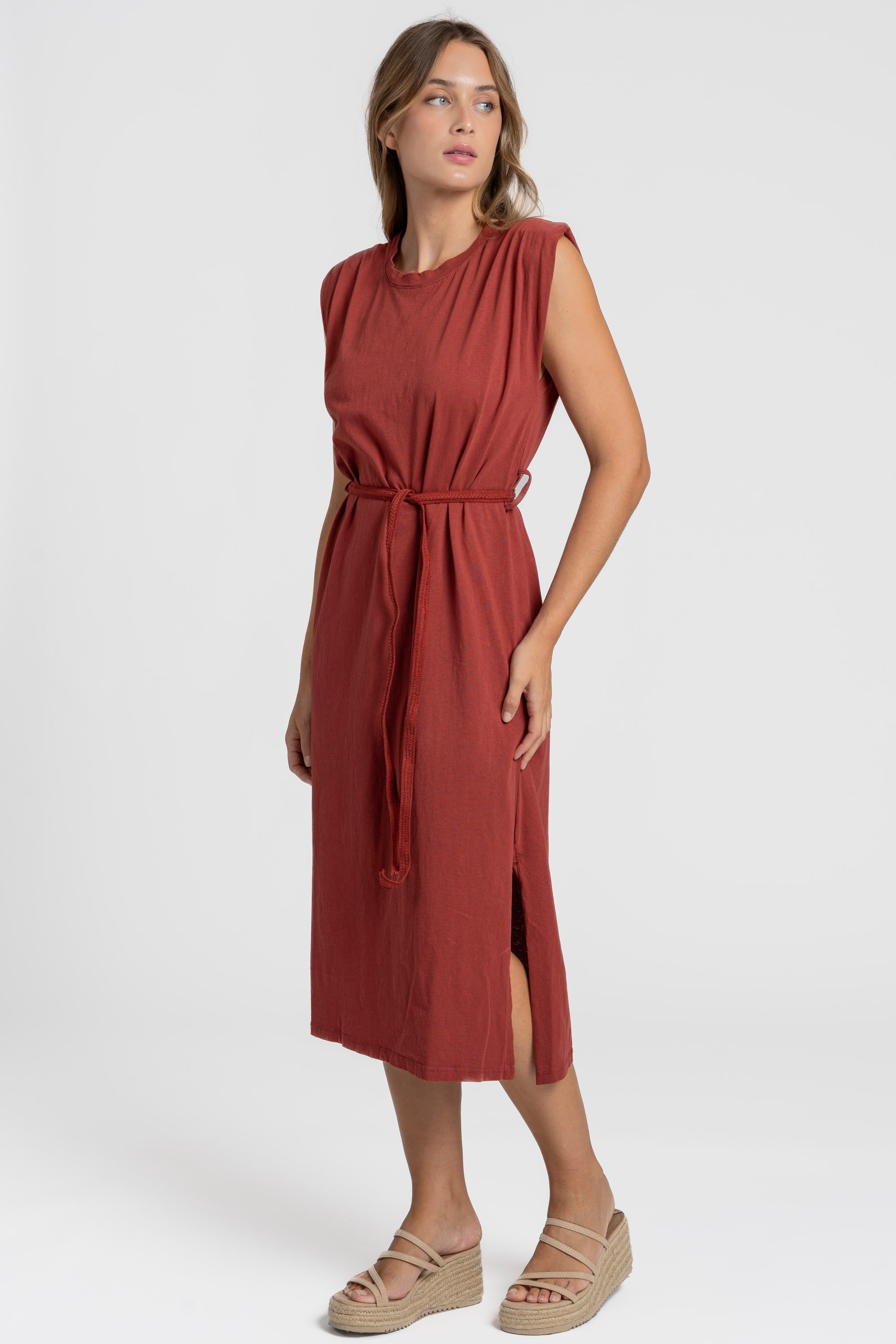 Robe midi femme avec ceinture, coupe droite élégante, vue complète, couleur rouge.