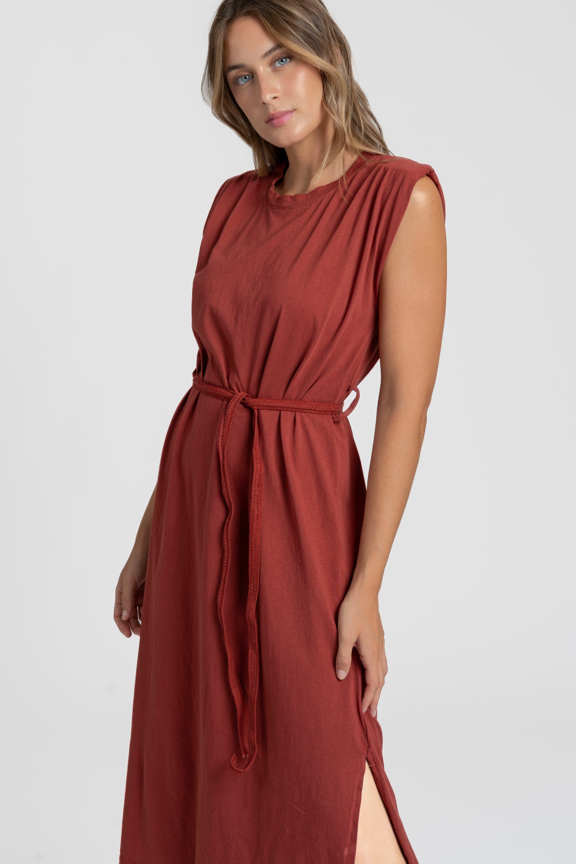 Robe midi femme en coton, ceinturée, coupe droite élégante, gros plan devant, couleur rouge.