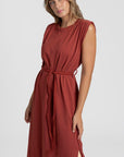 Robe midi femme en coton, ceinturée, coupe droite élégante, gros plan devant, couleur rouge.