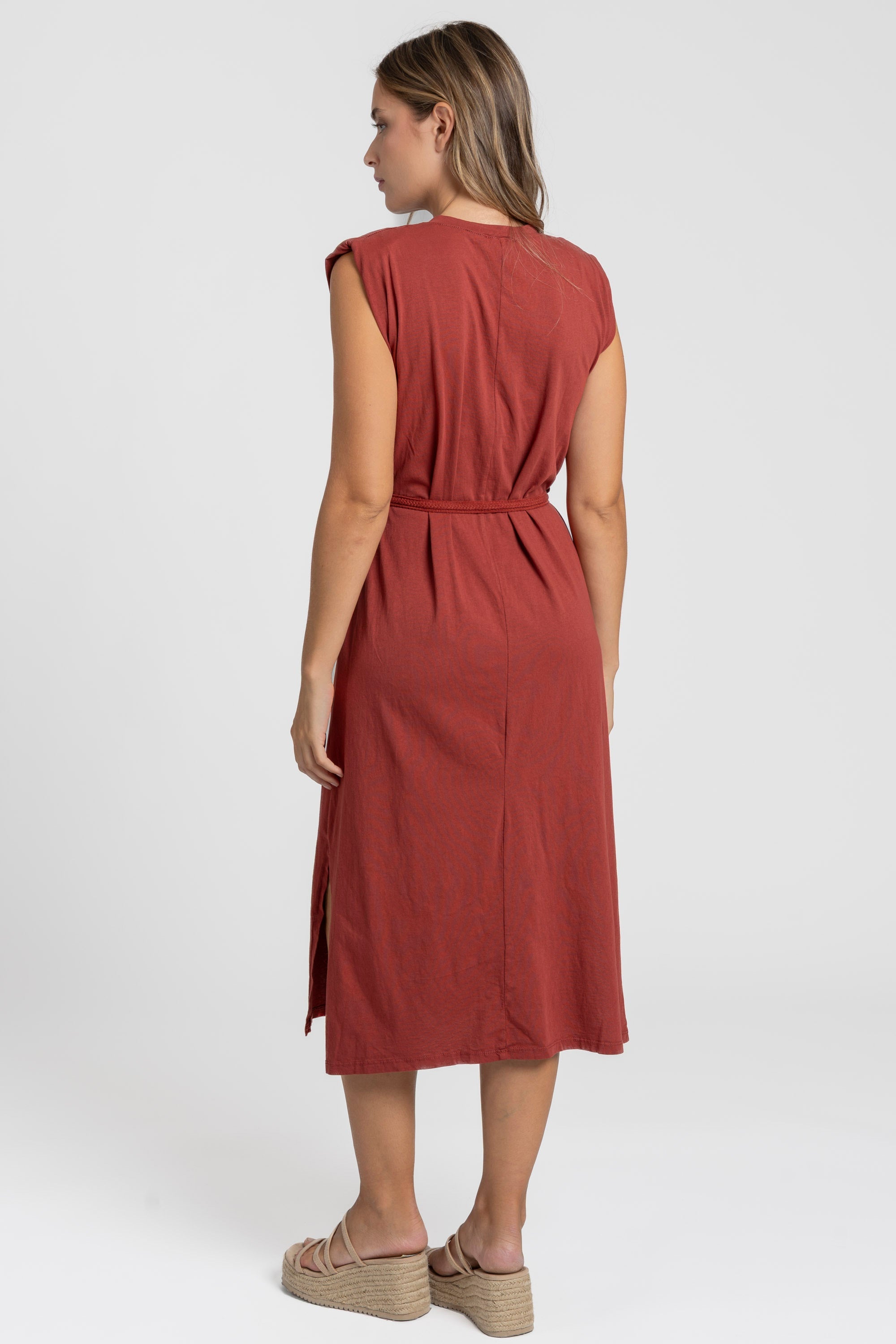Robe midi femme en rouge, coupe droite élégante, vue arrière, ceinture incluse.