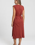 Robe midi femme en rouge, coupe droite élégante, vue arrière, ceinture incluse.