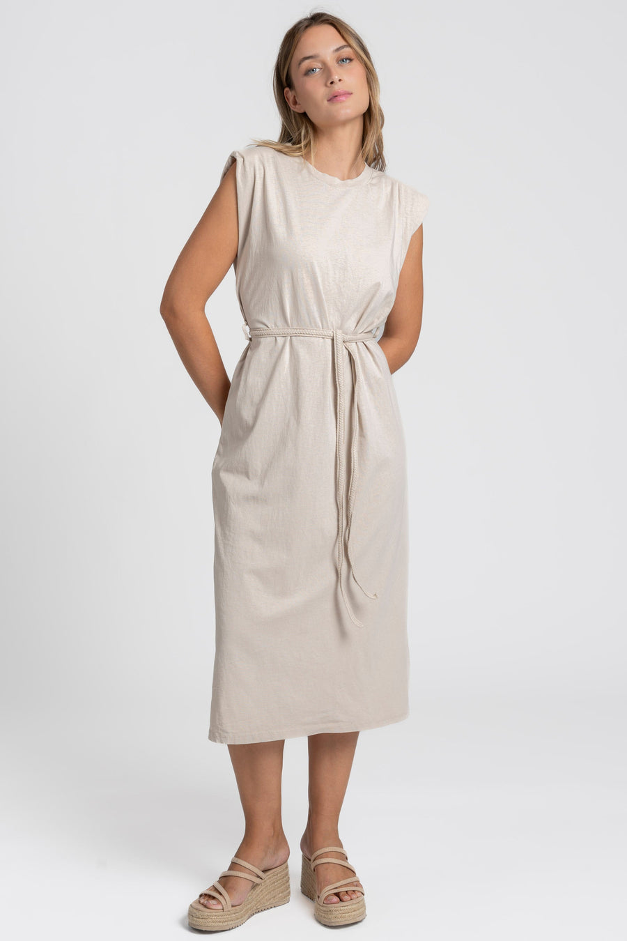 Robe midi femme en coton ceinturée, coupe droite élégante, vue complète avec la ceinture, couleur beige.