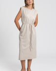Robe midi femme en coton ceinturée, coupe droite élégante, vue complète avec la ceinture, couleur beige.