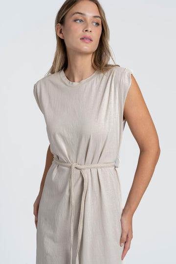 Robe midi femme en coton avec ceinture, coupe droite élégante, présentation avant, couleur beige.