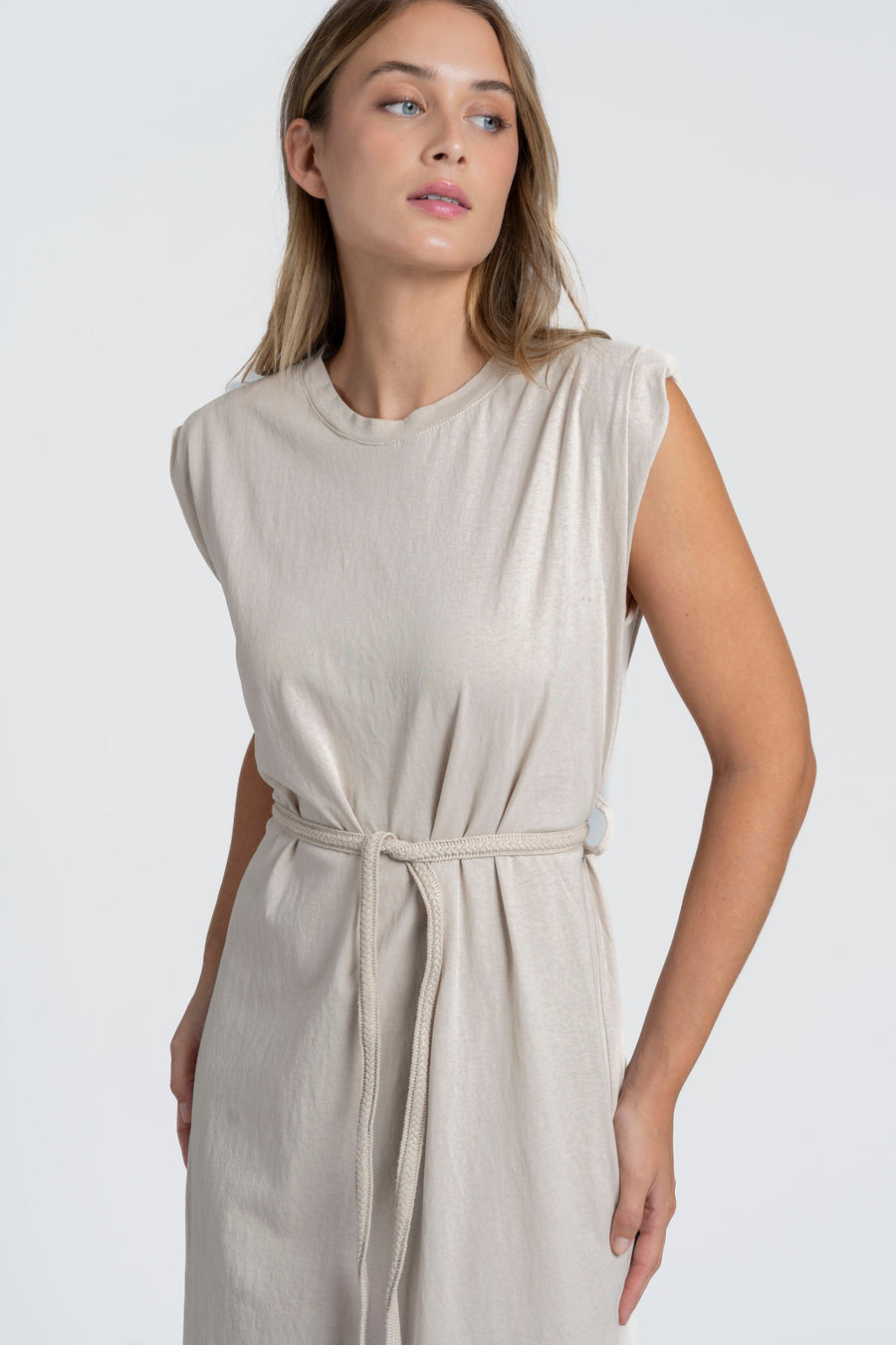 Robe midi femme en coton avec ceinture, coupe droite élégante, présentation avant, couleur beige.