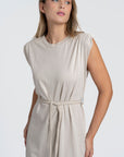 Robe midi femme en coton avec ceinture, coupe droite élégante, présentation avant, couleur beige.