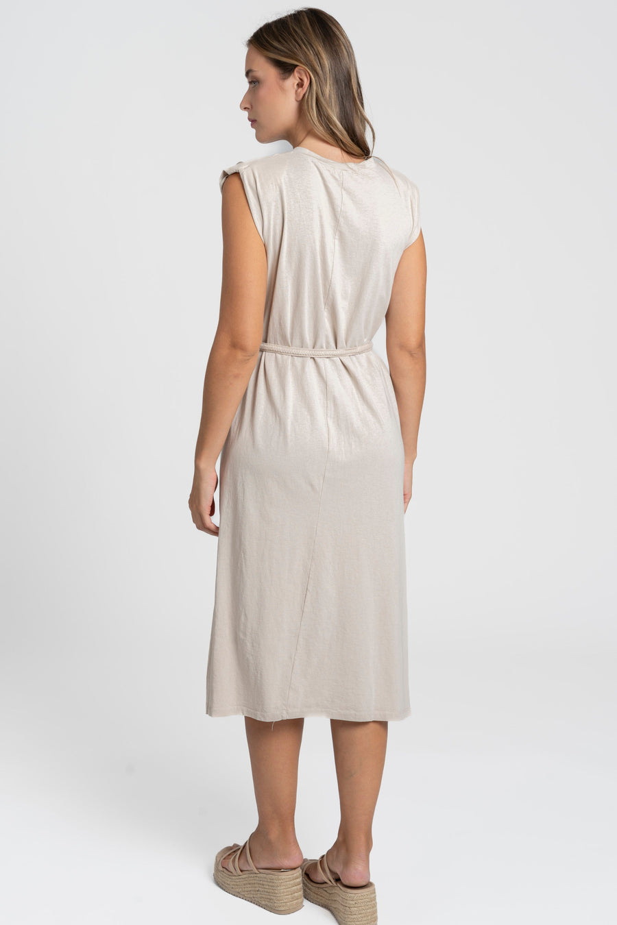 Robe midi femme avec ceinture, coupe droite élégante, vue arrière, couleur beige.